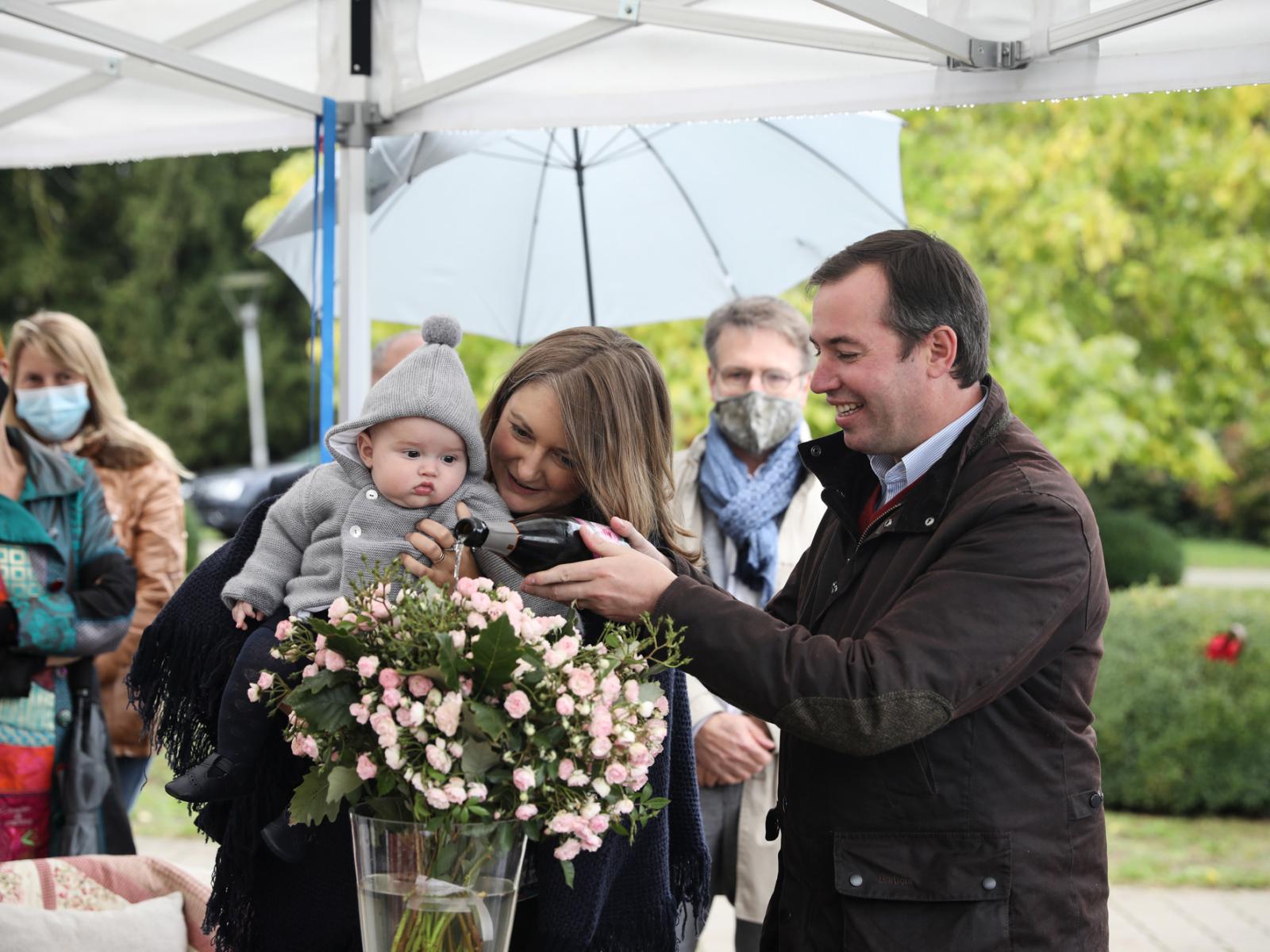 Das Prinzenpaar und Prinz Charles bei der Taufe der Rose "Prince Charles de Luxembourg"