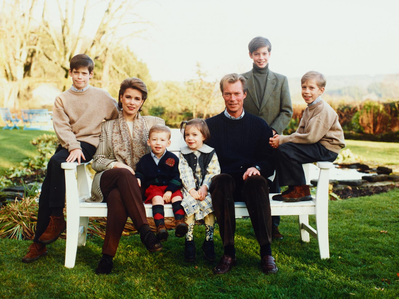 Die großherzogliche Familie sitzt auf einer Bank im Garten