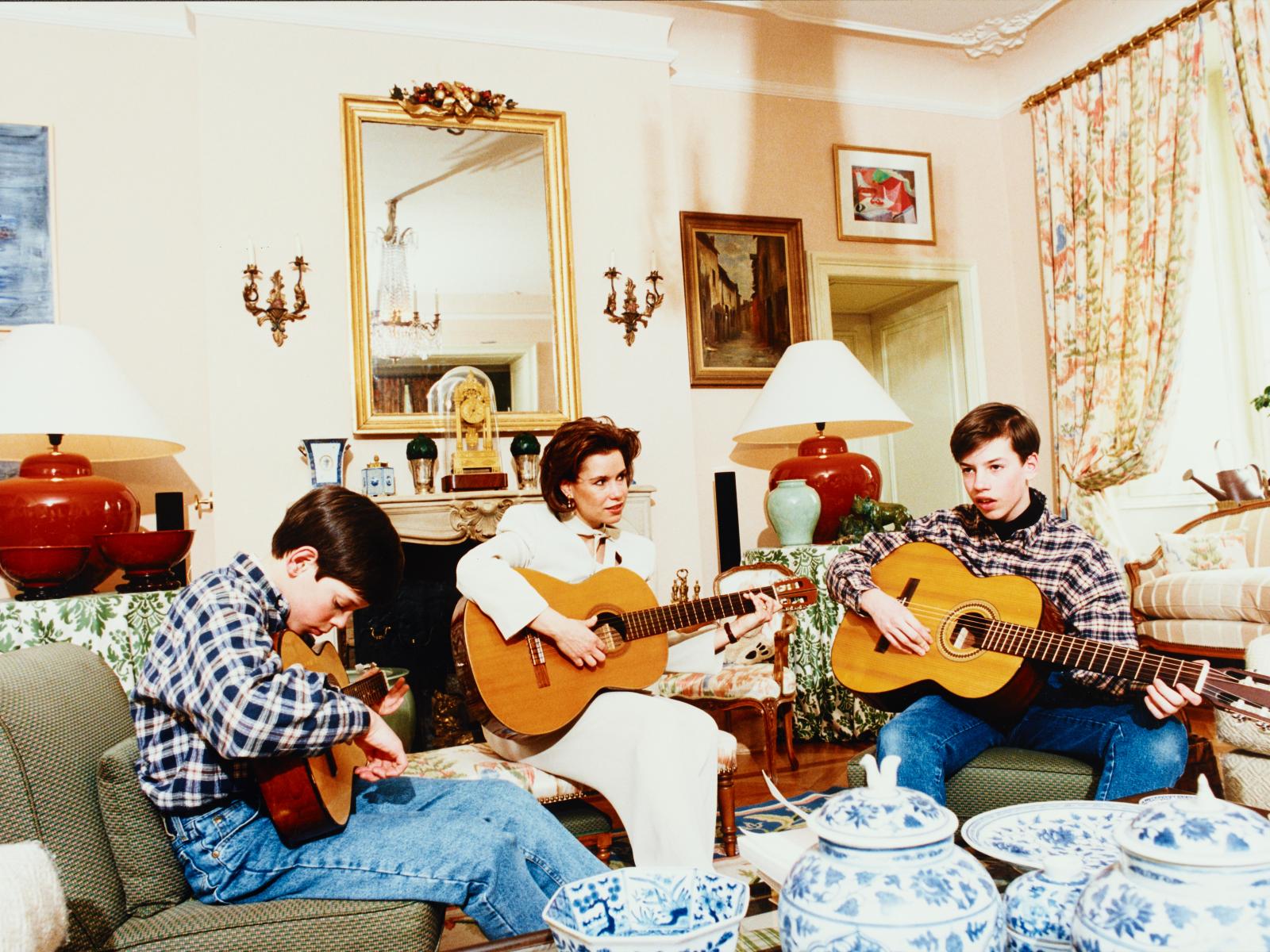 Die Familie übt das Gitarrespielen