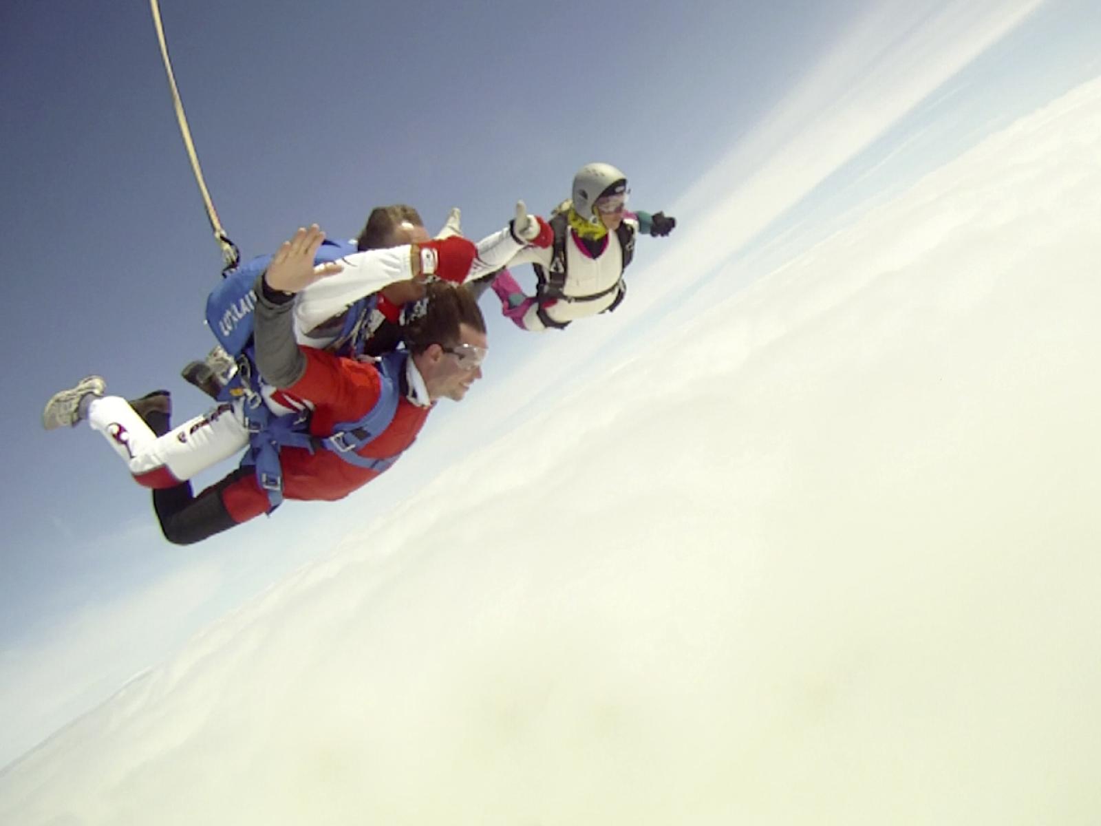 Prince Félix during a tandem jump at the Noertrange airfield