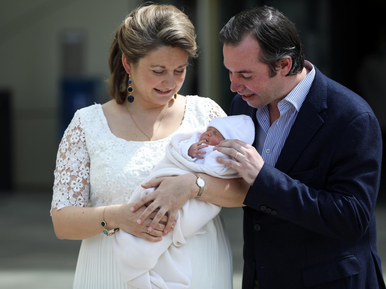 Das Prinzenpaar mit seinem Sohn, Prinz Charles vor der Maternité Grande-Duchesse Charlotte
