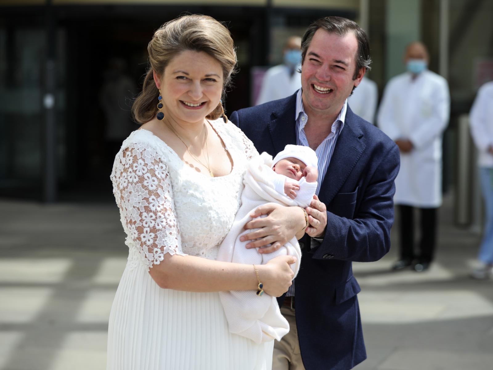 Naissance Prince Charles - Sortie de la maternité