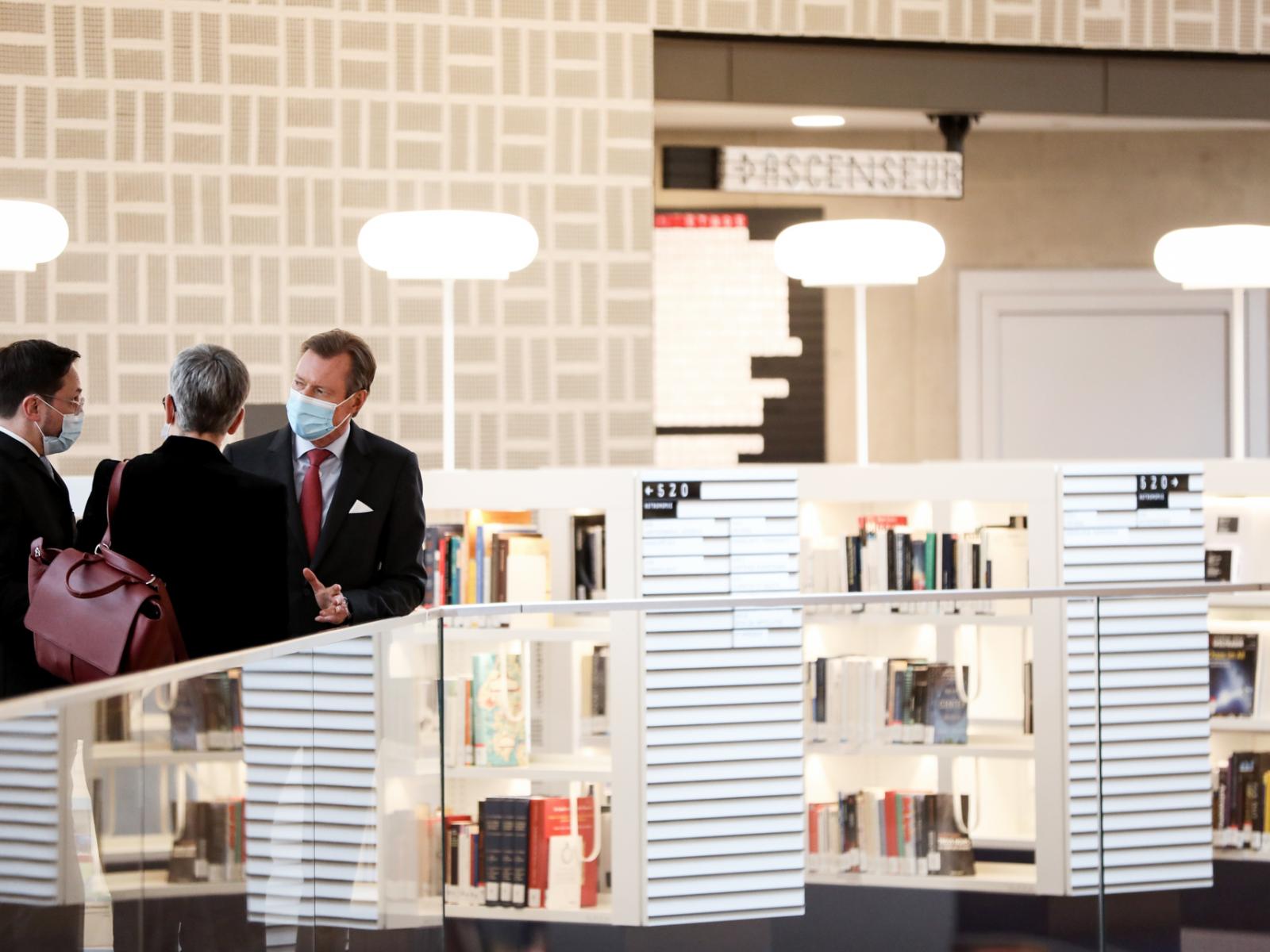Le Grand-Duc visite la bibliothèque nationale du Luxembourg