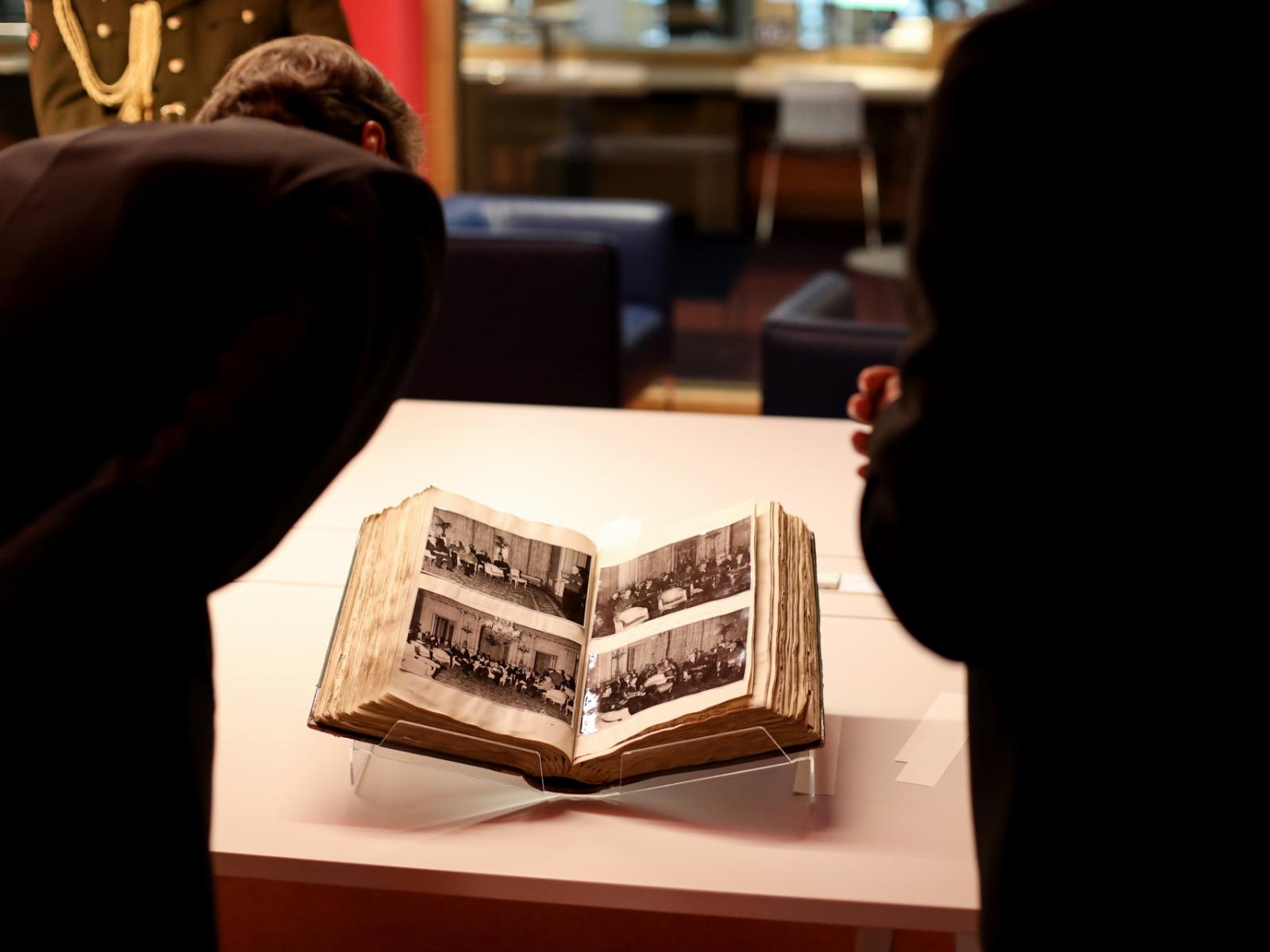 Le Grand-Duc visite la bibliothèque nationale du Luxembourg