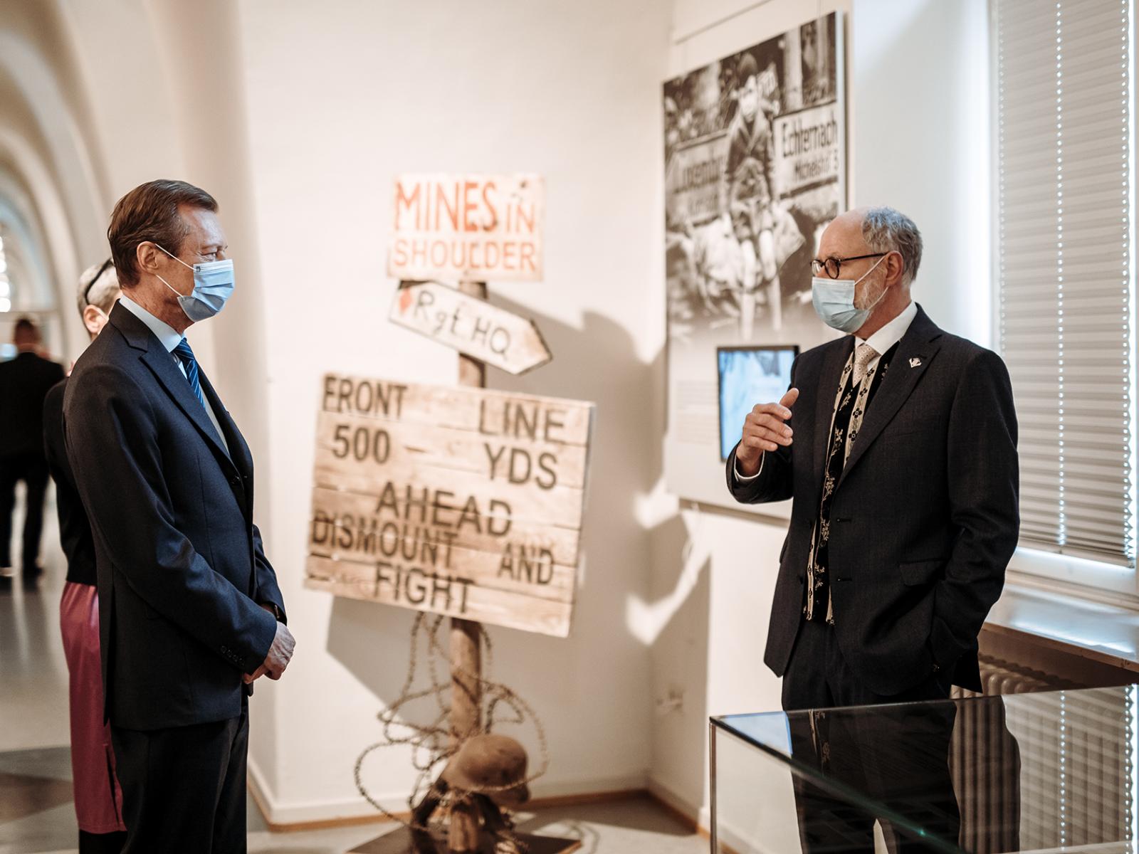 Le Grand-Duc découvre l'exposition "75 Joer Œuvre – Une histoire de solidarité"