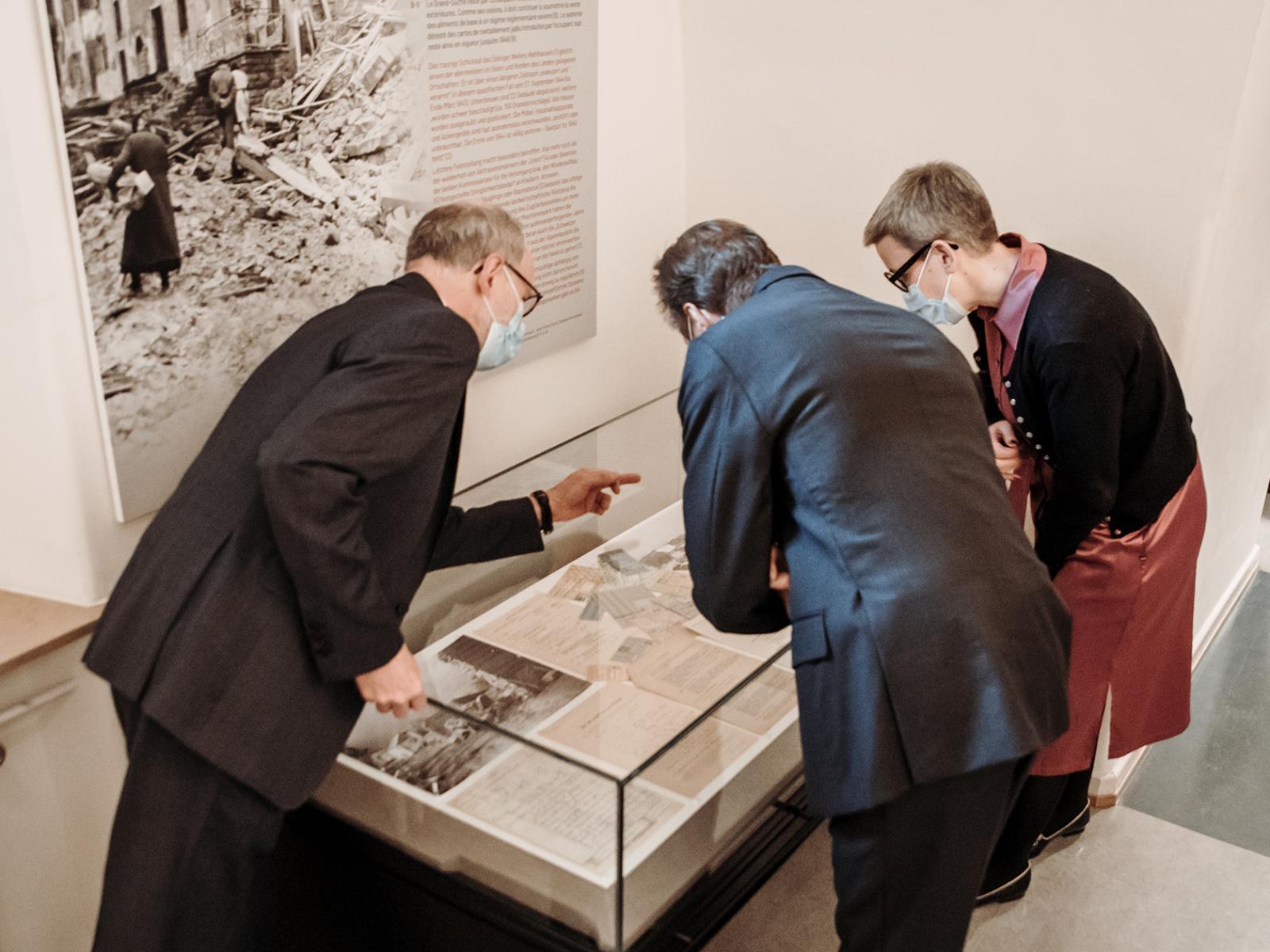 Le Grand-Duc découvre l'exposition "75 Joer Œuvre – Une histoire de solidarité"