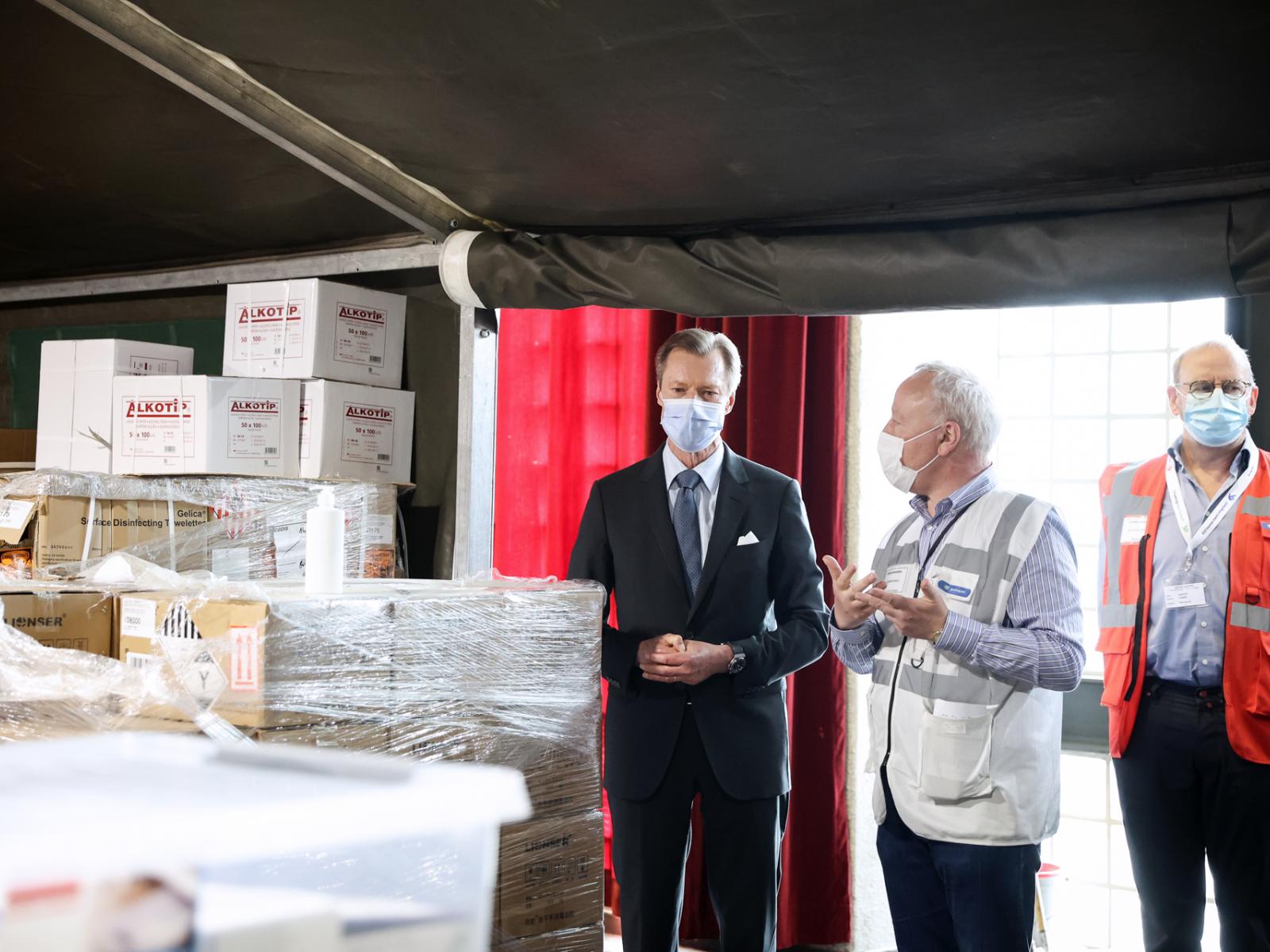 Le Grand-Duc visite l'entrepôt du centre de vaccination