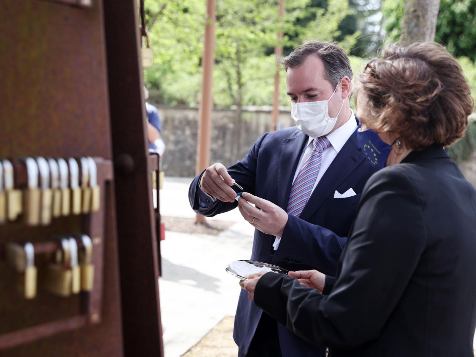 Le Prince Guillaume accroche un cadenas sur la sculpture « Schlass fir Schengen » 