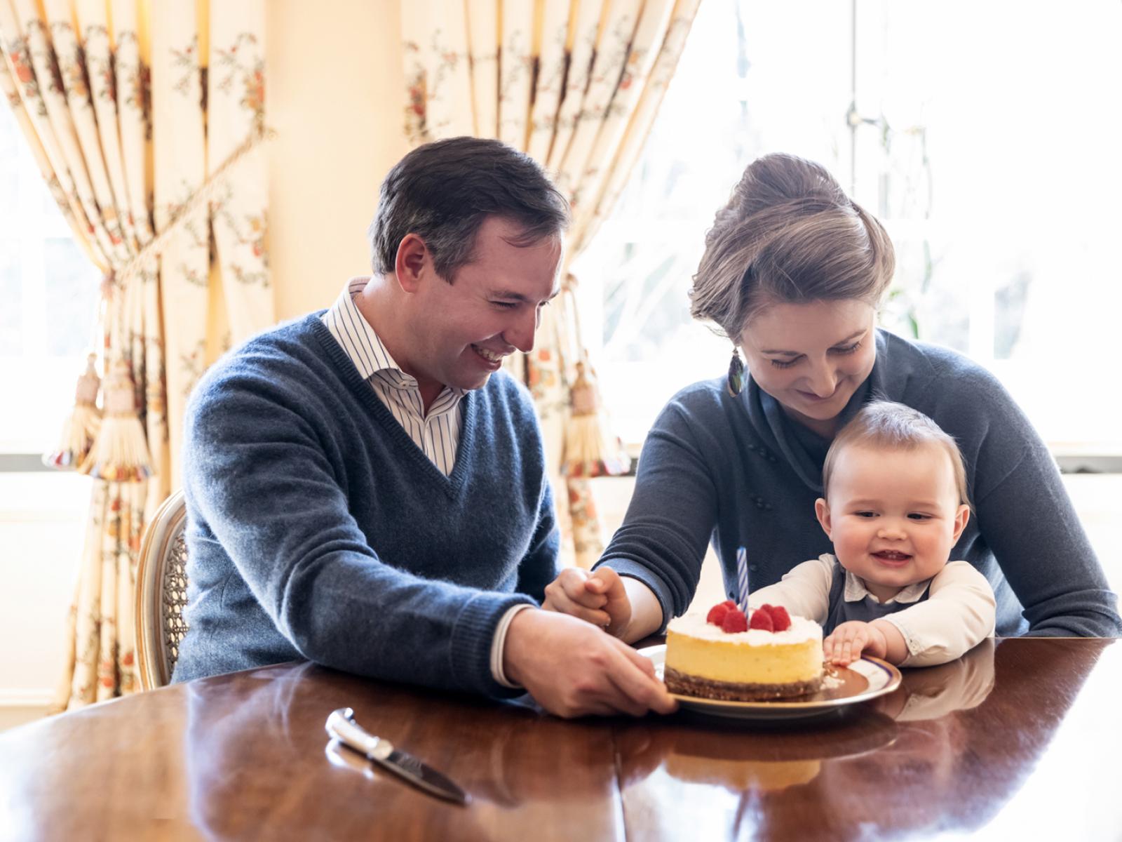 Le Prince Charles, entouré de ses parents, découpe son premier gâteau anniversaire