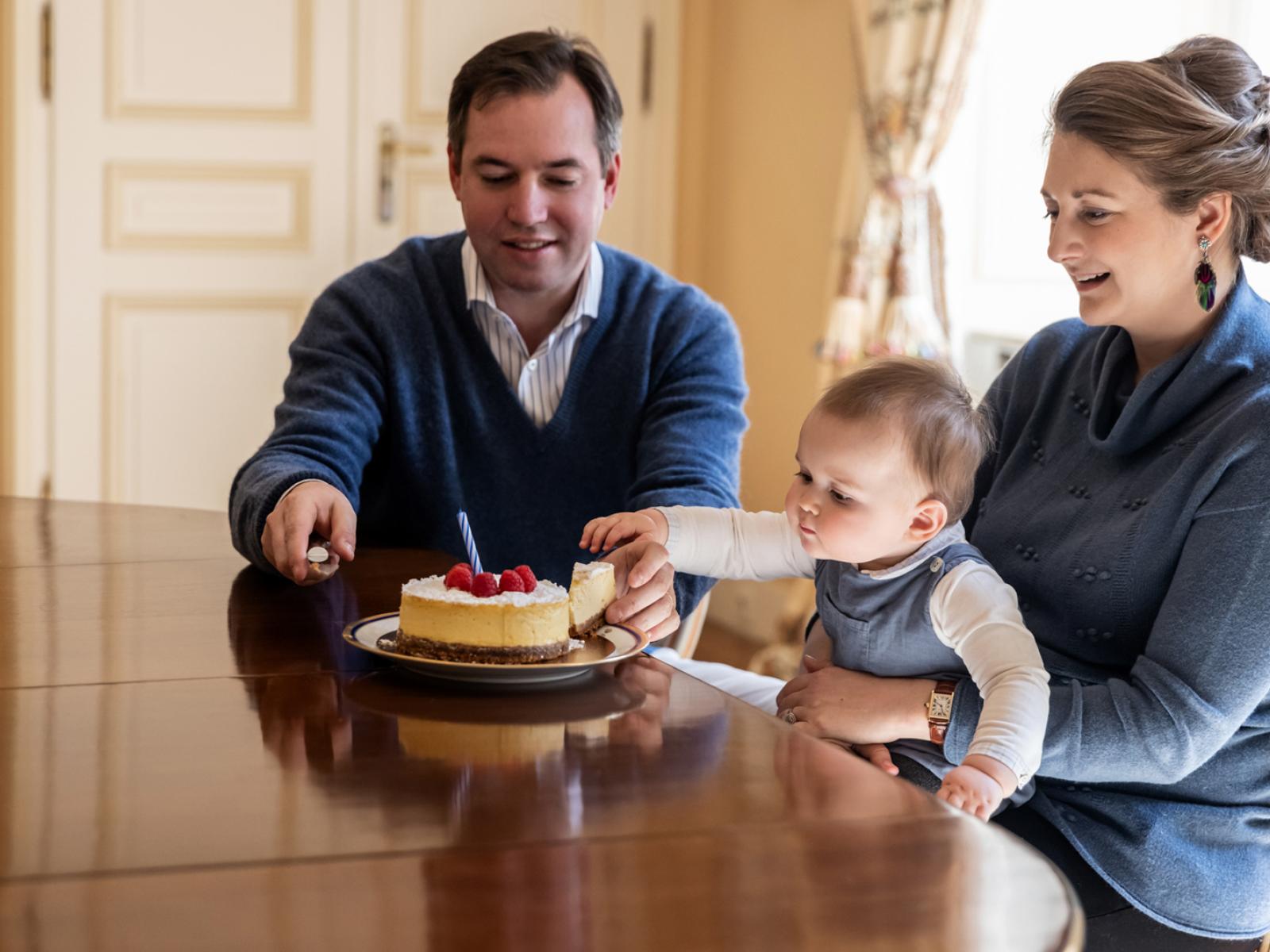 2021: Portrait du Prince Charles avec ses parents pour son premier anniversaire