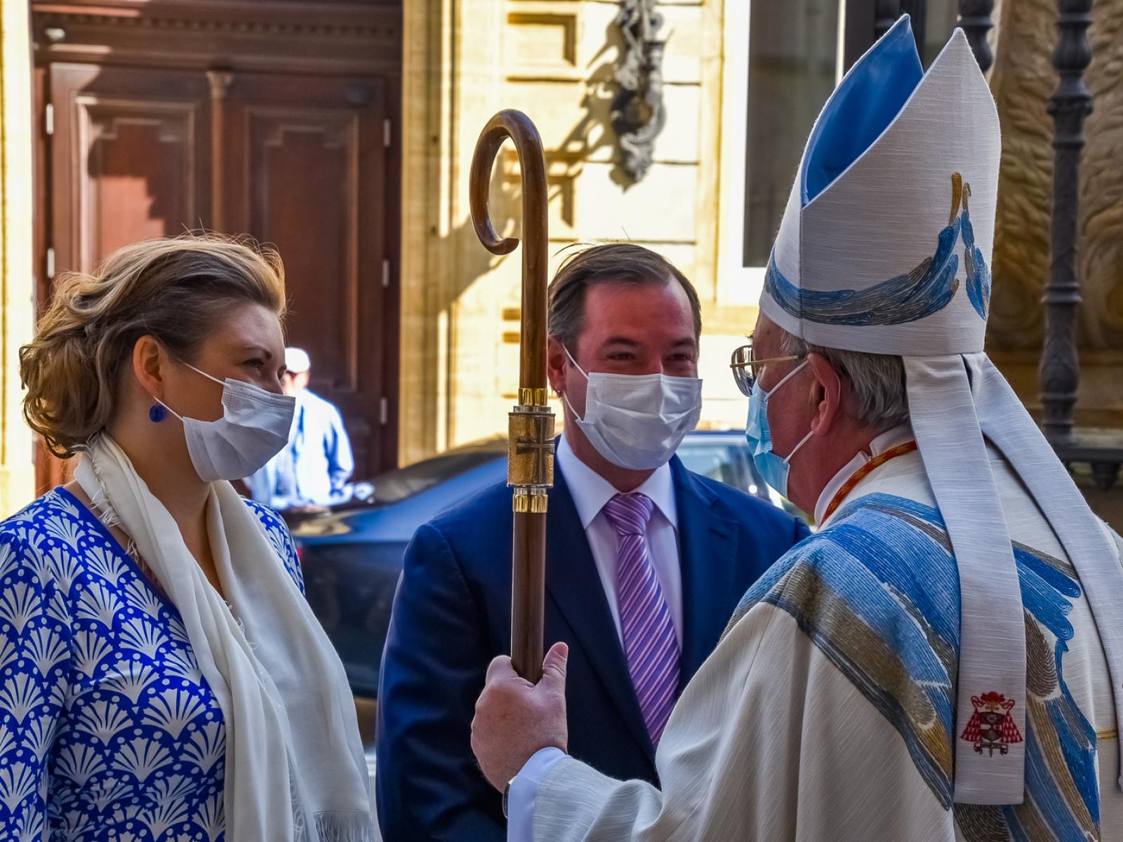 Le Couple héritier salue S.E. le Cardinal Jean-Claude Hollerich à leur arrivée à la Cathédrale Notre-Dame de Luxembourg