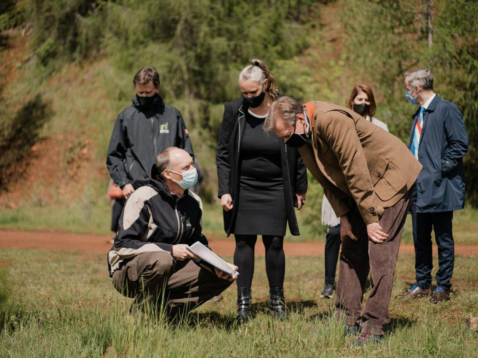 Le Grand-Duc, en promenade dans la réserve, reçoit ici des explications sur la biosphère