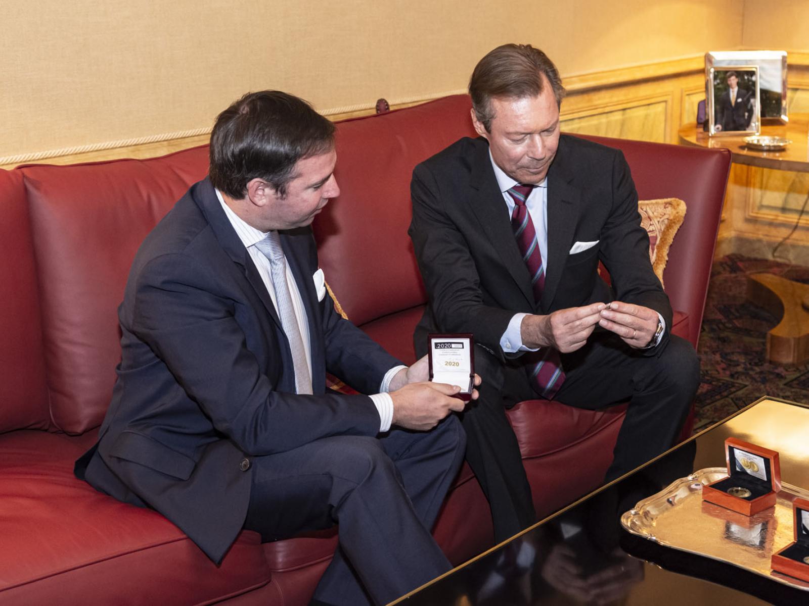 Le Grand-Duc et le Prince Guillaume observent une des pièces commémoratives