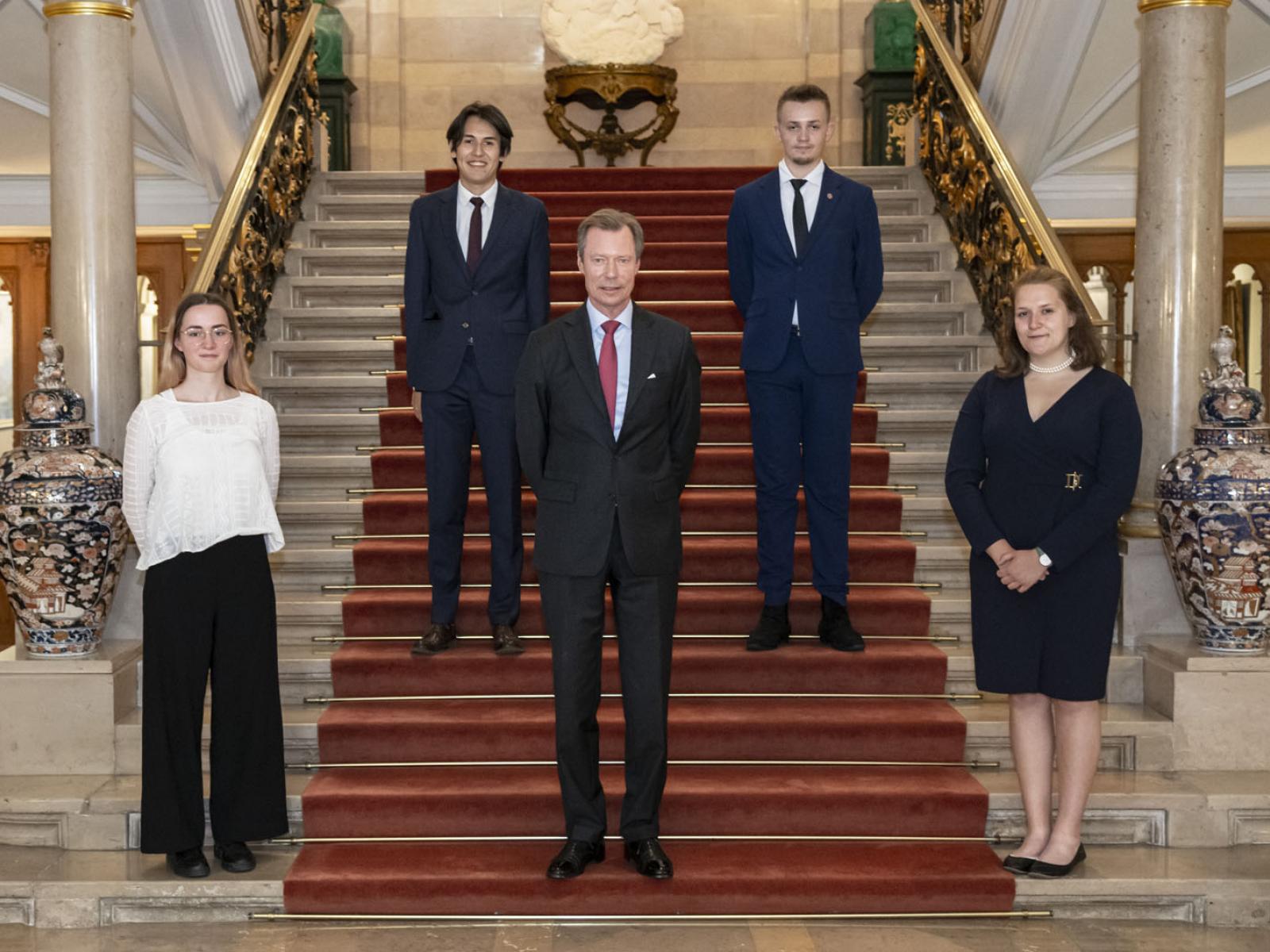 Le Grand-Duc et les jeunes échangent pour une photo officielle dans l'escalier d'honneur