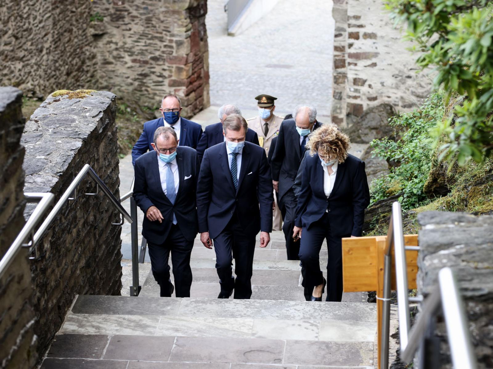 Le Grand-Duc, accompagné de M. Fernand Etgen et de Mme Guida Biewer, se dirige vers le Château de Vianden
