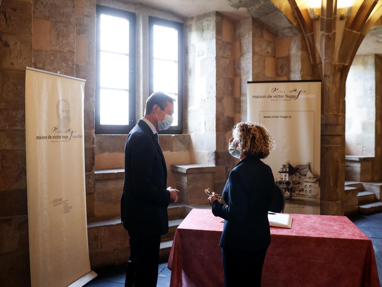 Le Grand-Duc échange avec Mme Guida Biewer, présidente « Amis de la Maison de Victor Hugo à Vianden