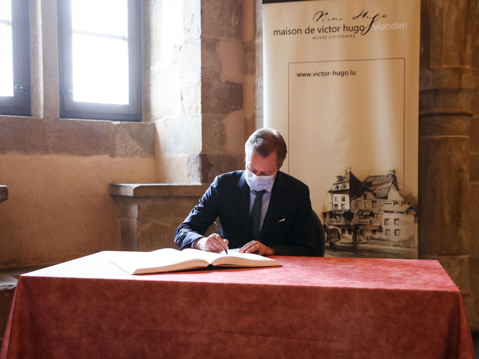 Le Grand-Duc signe le livre d'or