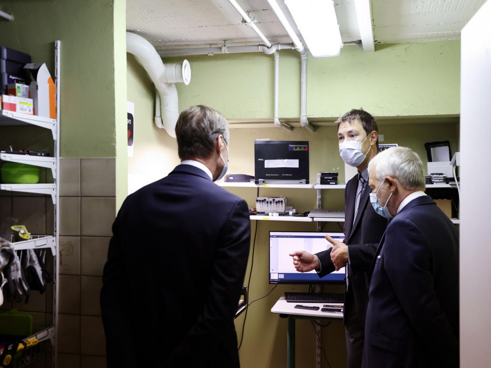 Le Grand-Duc visite la cave de Digital Inclusion où sont stockés du matériel destiné à la réparation d'appareils
