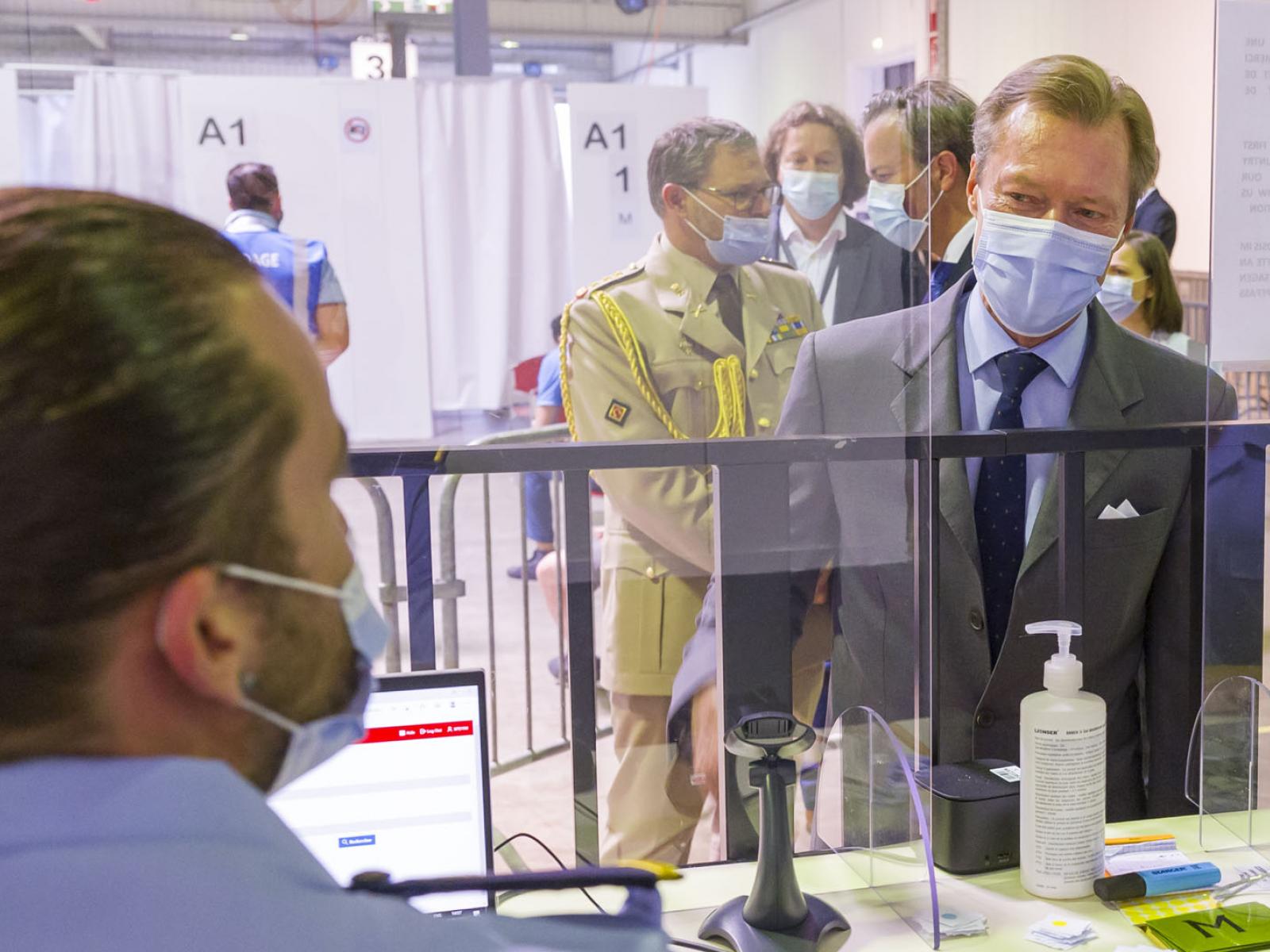 Le Grand-Duc a l'accueil du centre de vaccination "LuxExpo"