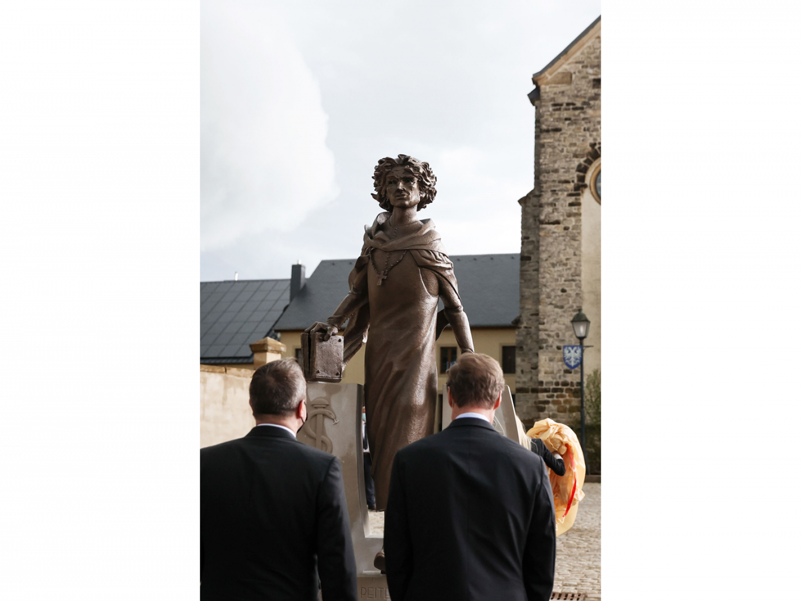 Le Grand-Duc observe la statue en bronze de Pierre d'Aspelt
