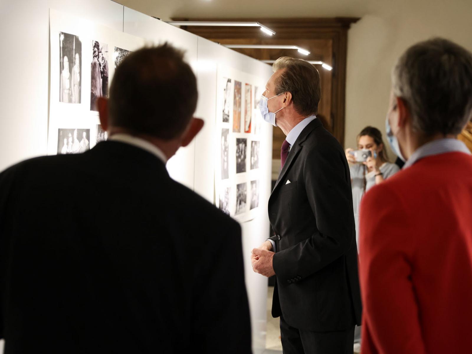 Le Grand-Duc découvre une exposition dans le château d'Aspelt