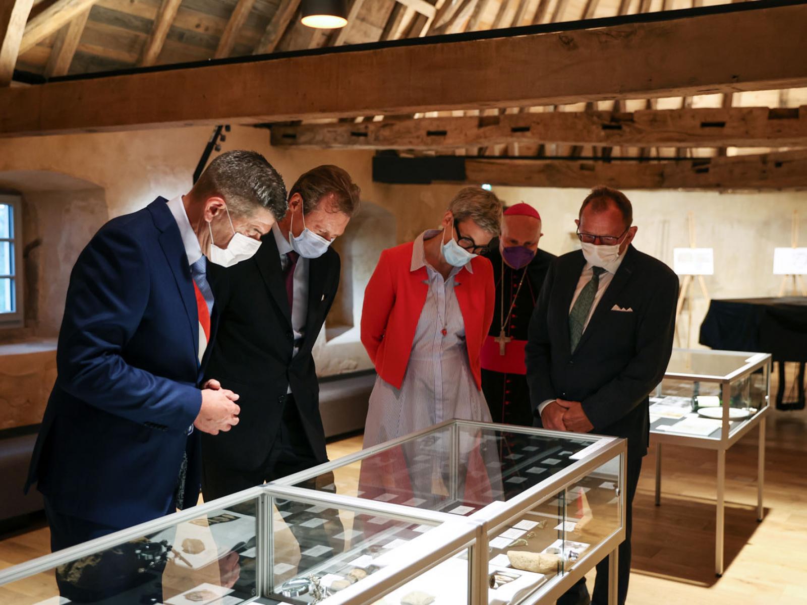 Le Grand-Duc découvre une exposition dans le château d'Aspelt