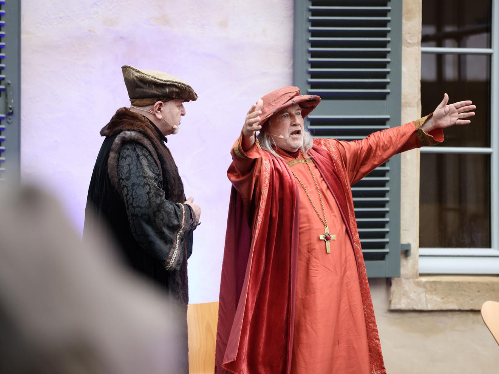 Deux artistes en scène pendant une pièce de théâtre