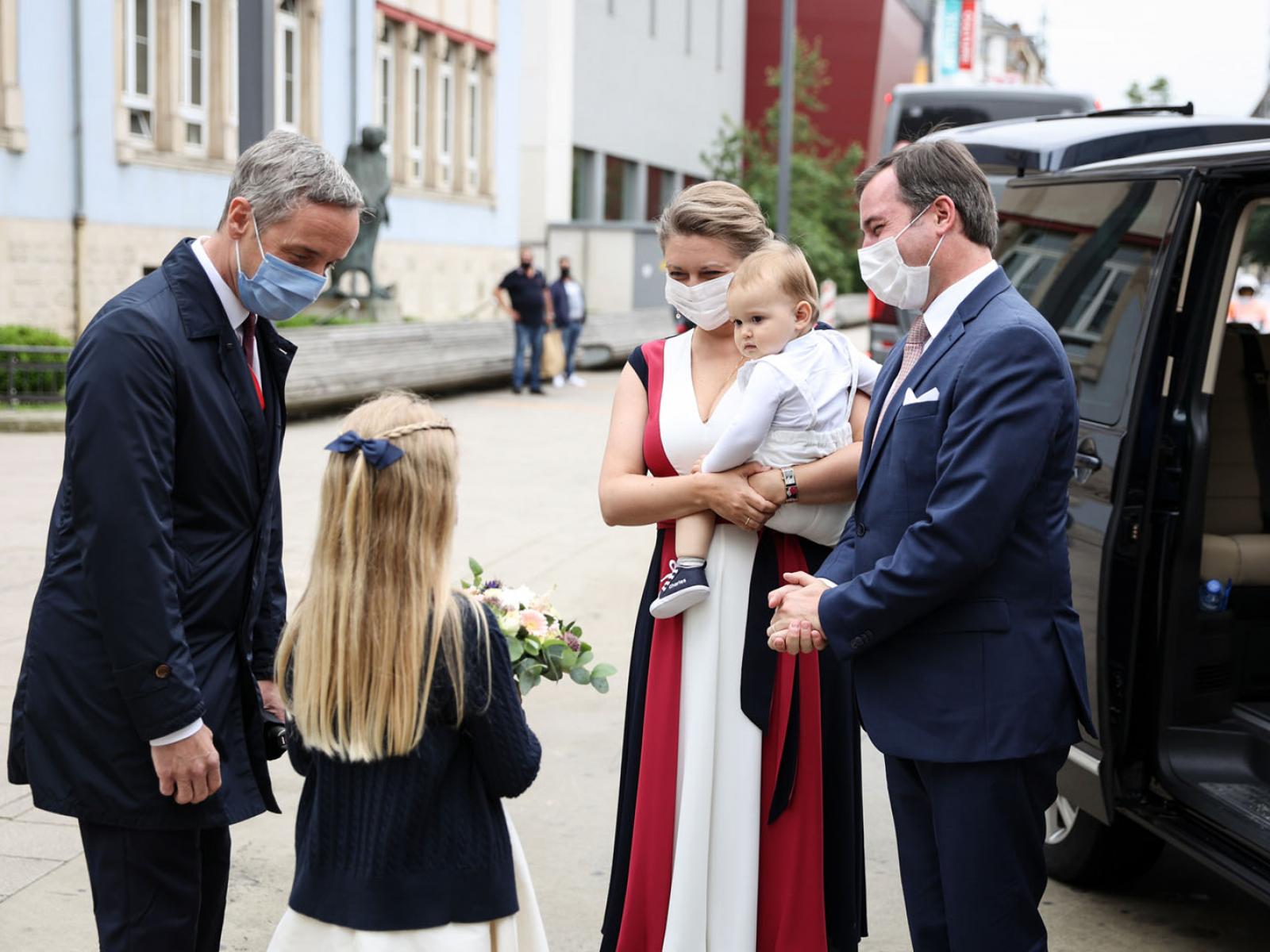 Le Couple héritier et le Prince Charles sont accueillis par le maire de la ville d'Esch-sur-Alzette