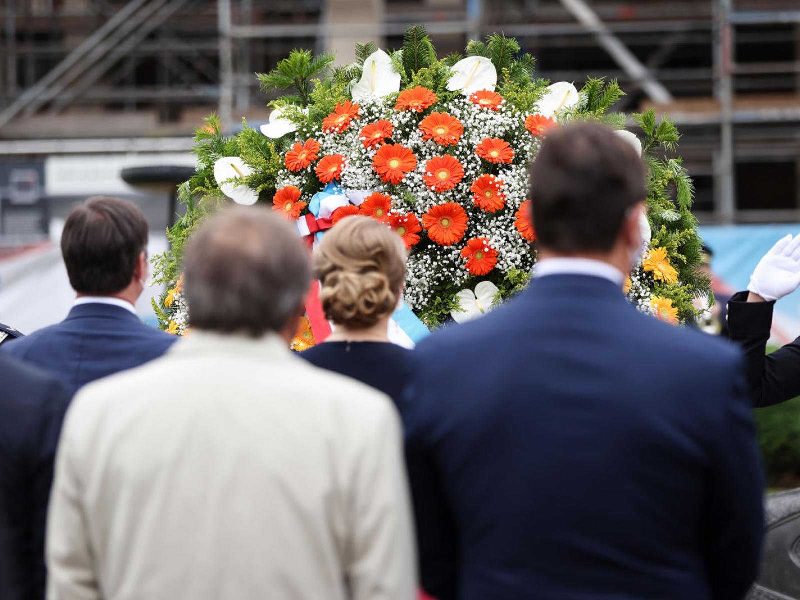 Le Couple héritier assiste à une cérémonie du souvenir au monument des morts