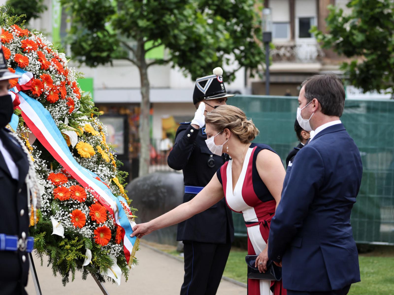 Le Couple héritier assiste à une cérémonie du souvenir au monument des morts