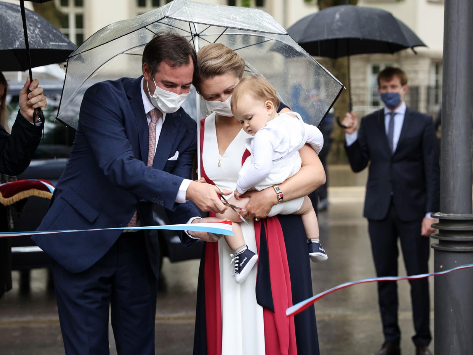 Le Couple héritier coupe un ruban inaugurant l'aire de jeux "Prince Charles"