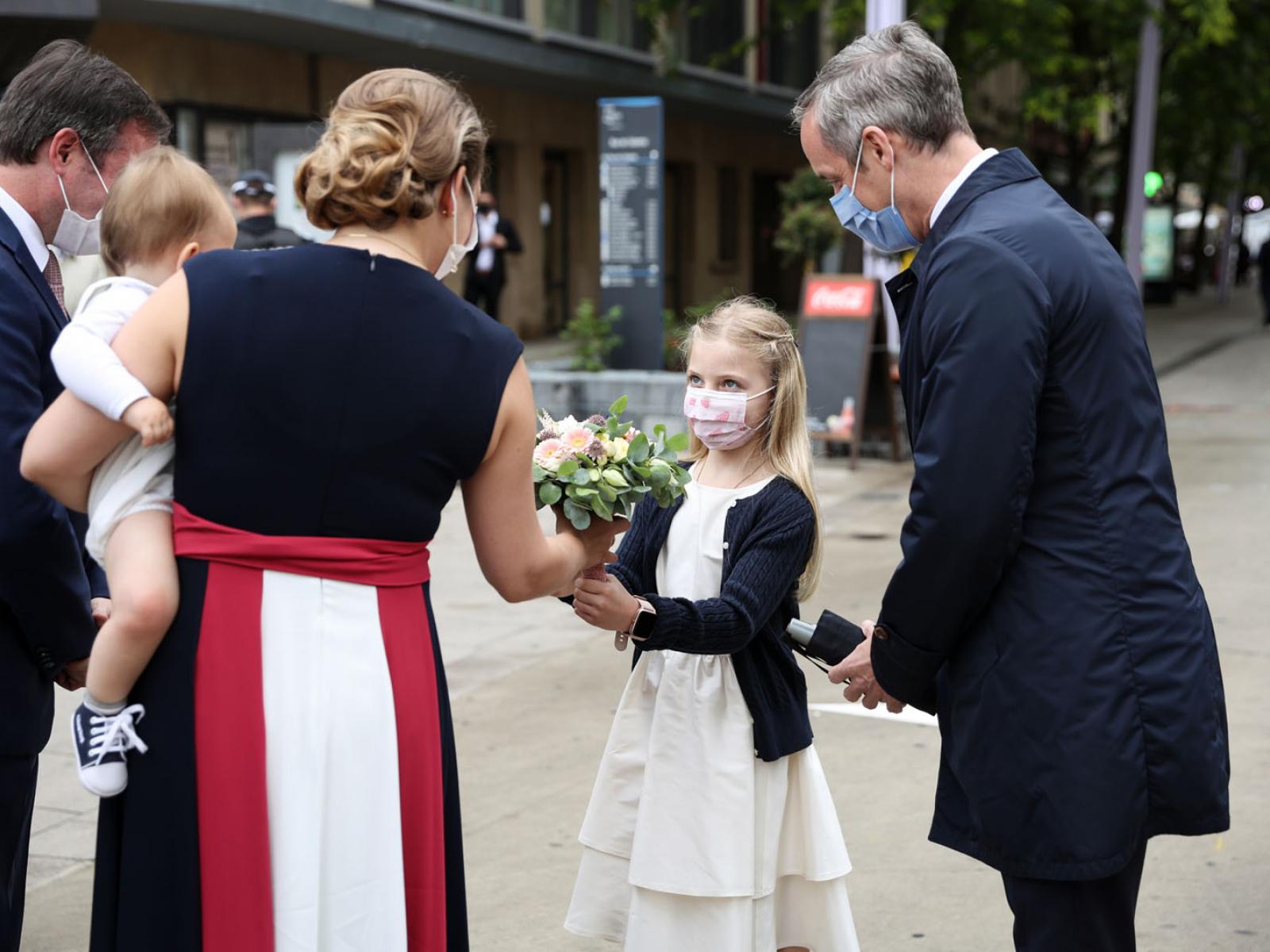 La Princesse Stéphanie reçoit un bouquet de fleur de la part d'une petite fille