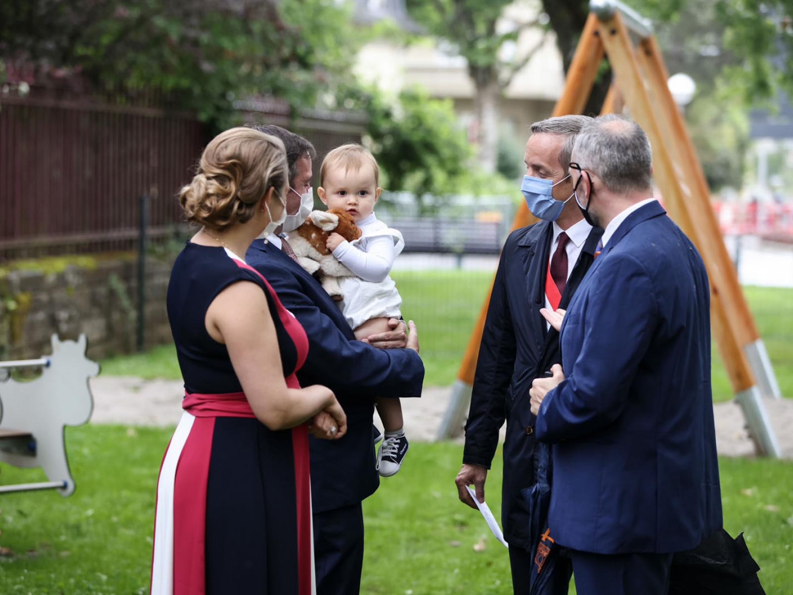 Le Couple héritier et le Prince Charles devant l'aire de jeux