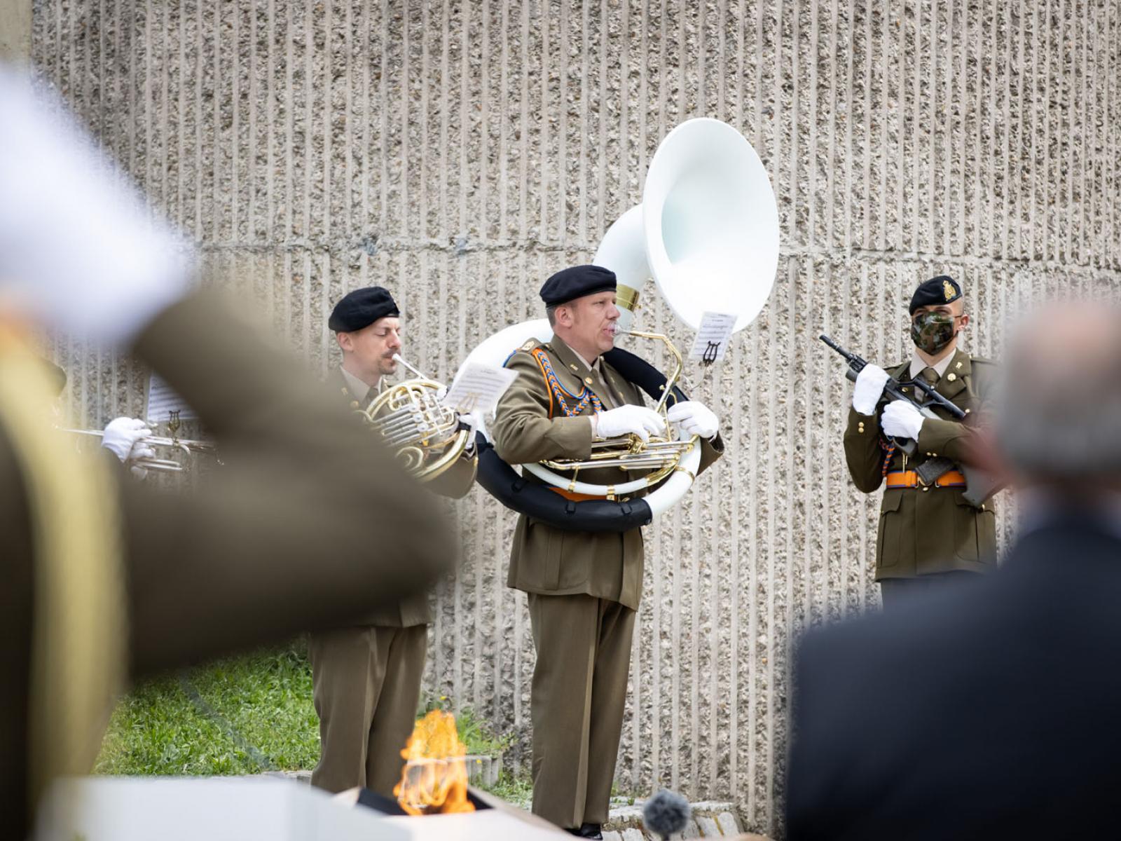 La musique militaire se produit pendant la cérémonie