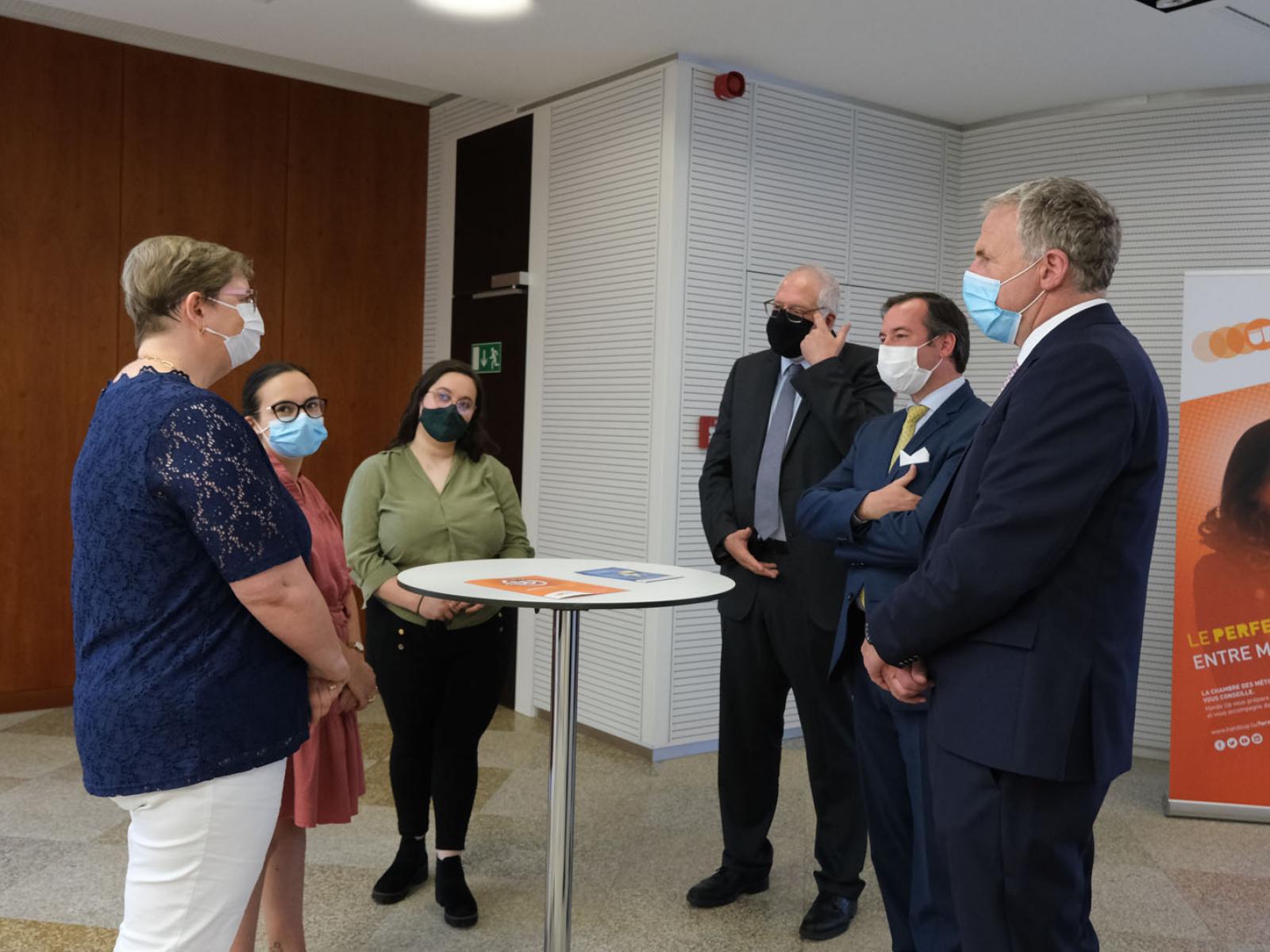 Le Prince Guillaume en pleine discussion avec des représentants de la Chambre des Métiers et des diplômés