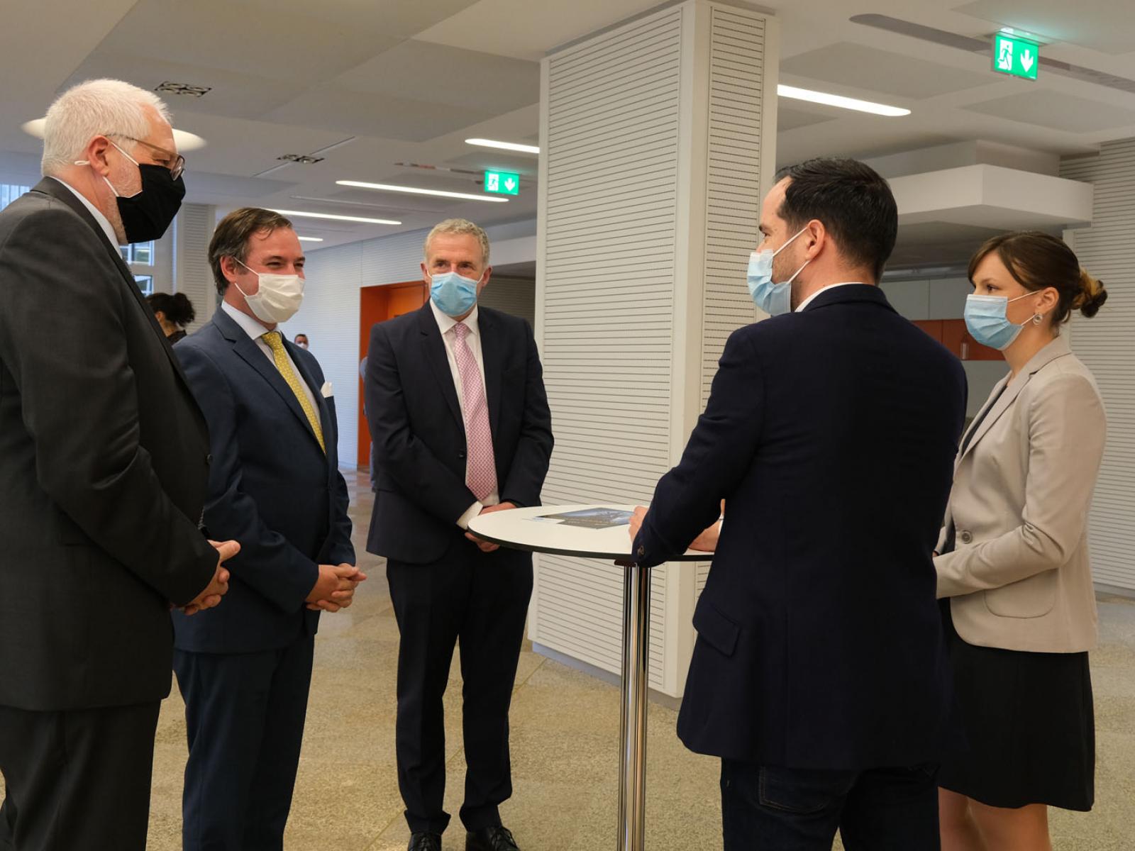 Le Prince Guillaume en pleine discussion avec des représentants de la Chambre des Métiers