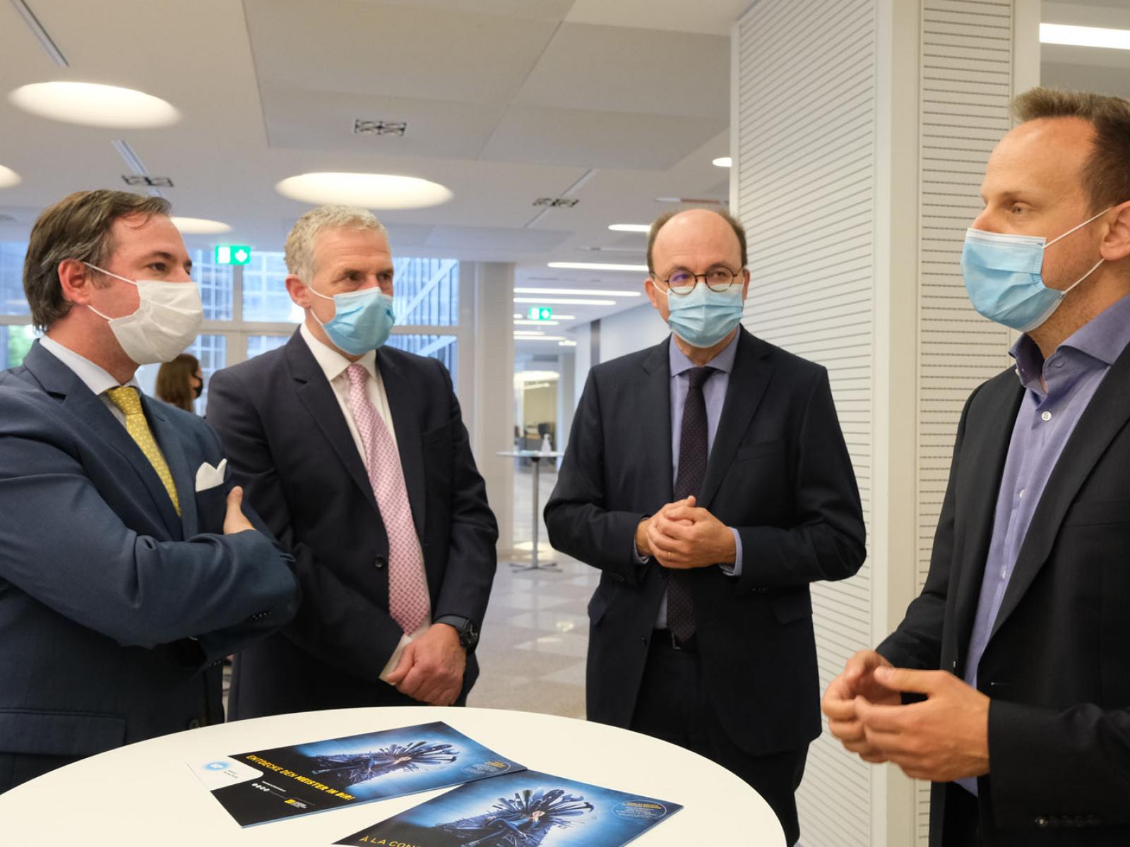 Le Prince Guillaume en pleine discussion avec des représentants de la Chambre des Métiers