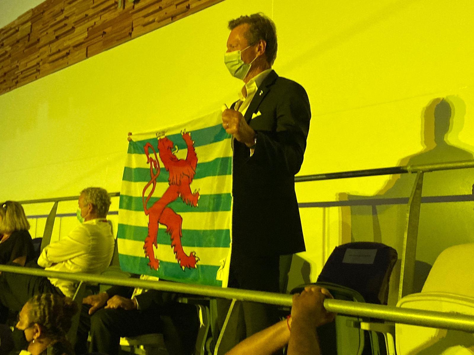 S.A.R. le Grand-Duc tient le drapeau luxembourgeois lors de la cérémonie d'ouverture