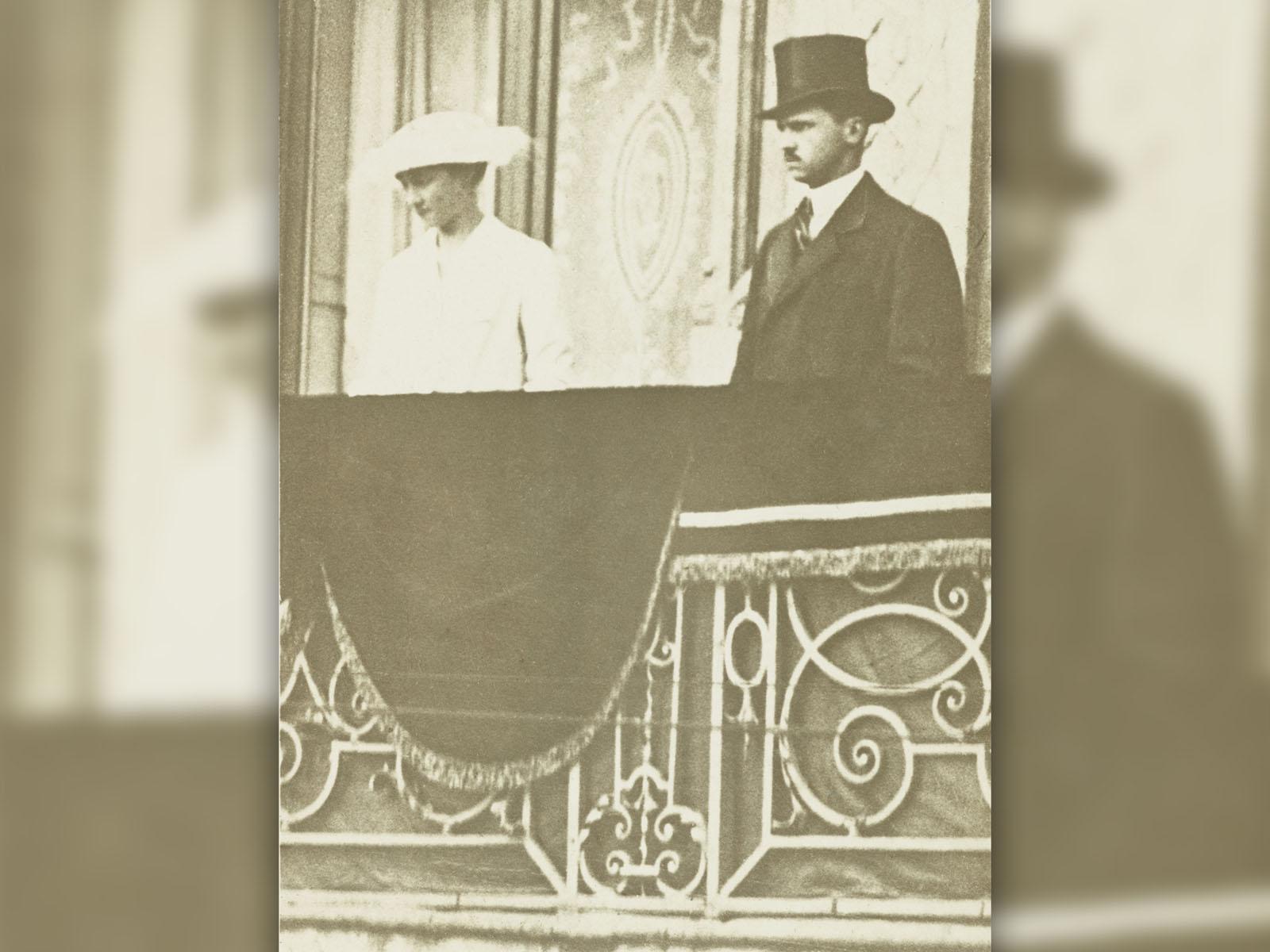 Cliché de 1920 où l’on aperçoit la Grande-Duchesse Charlotte et le Prince-Consort Félix au balcon du Palais grand-ducal lors de la procession de clôture de l’Octave