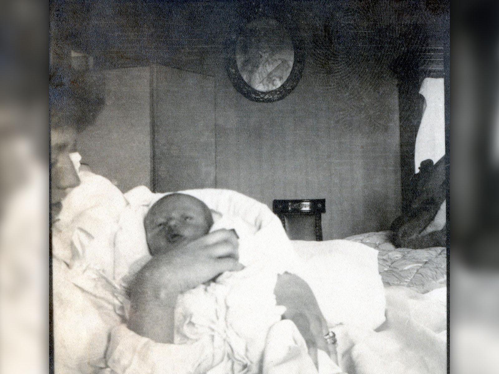 Le tout premier portrait datant de 1921 du Prince Jean dans les bras de sa mère, quelques jours après sa naissance