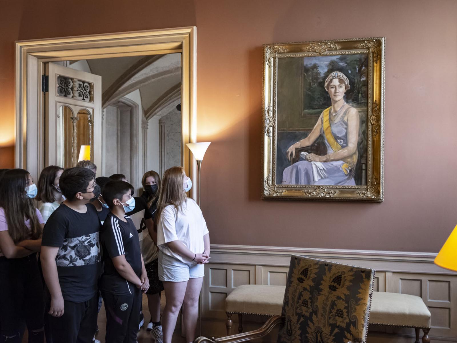 Les élèves observent le portrait de la Grande-Duchesse Charlotte dans la petite salle d'armes