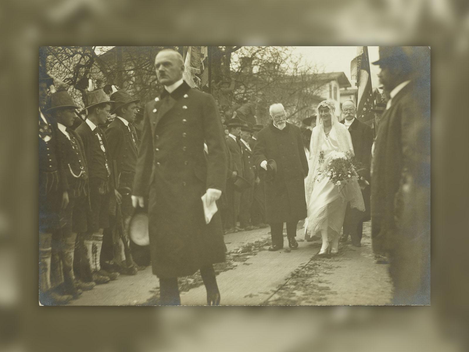 Sur cette photo de 1921, le Roi Louis III de Bavière conduit la Princesse Antonia à l'autel