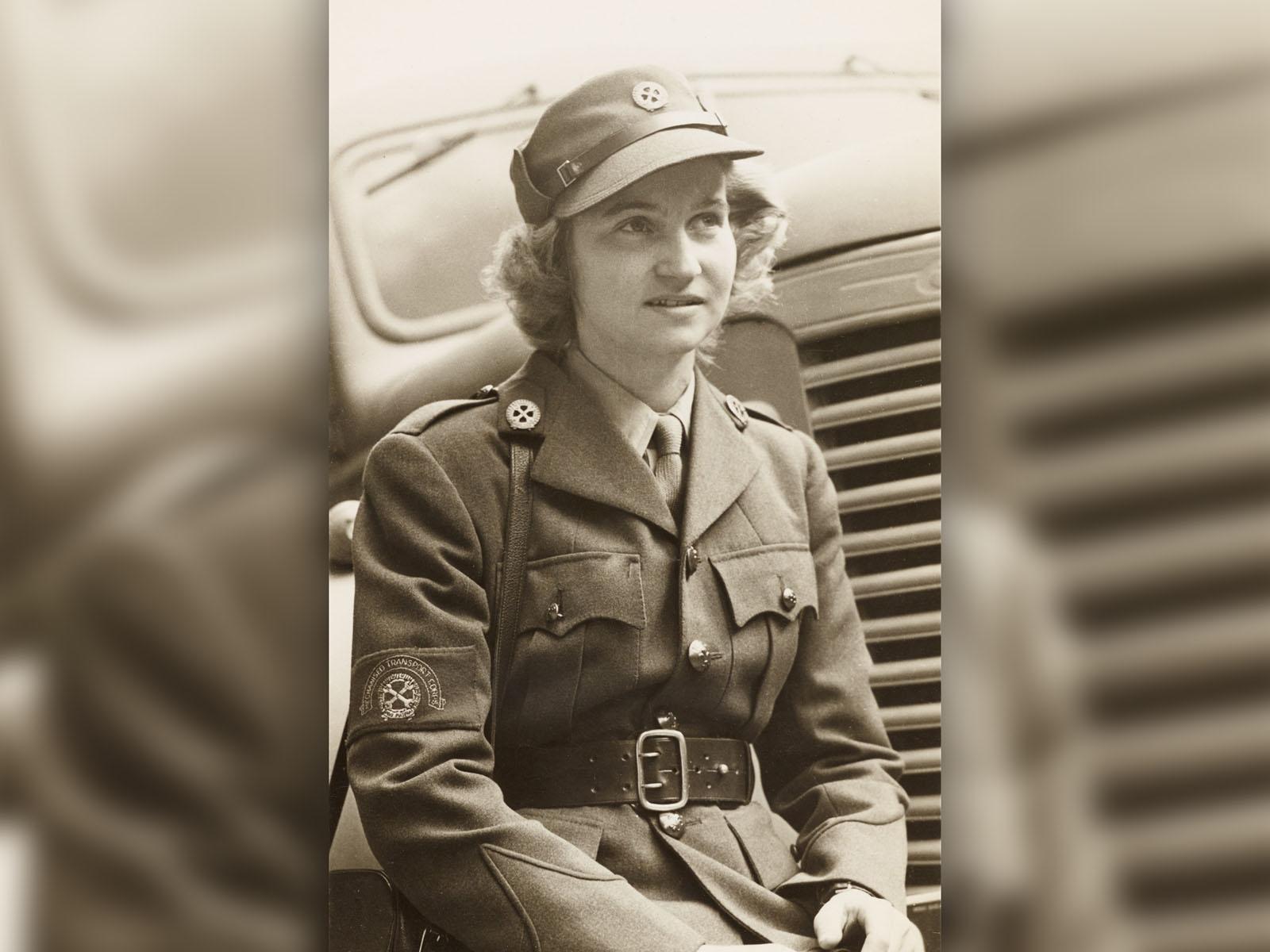Photographie de 1944, dans l'effort de guerre, la Princesse Élisabeth porte ici un uniforme de mécanicien