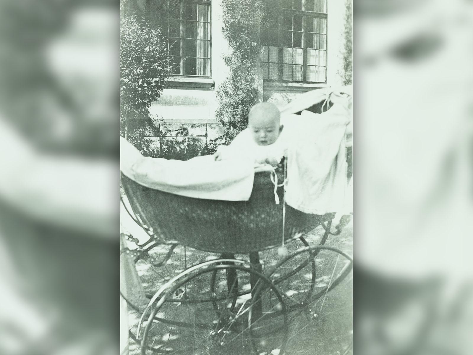 Photographie de 1921 du jeune Prince Jean dans son premier landau
