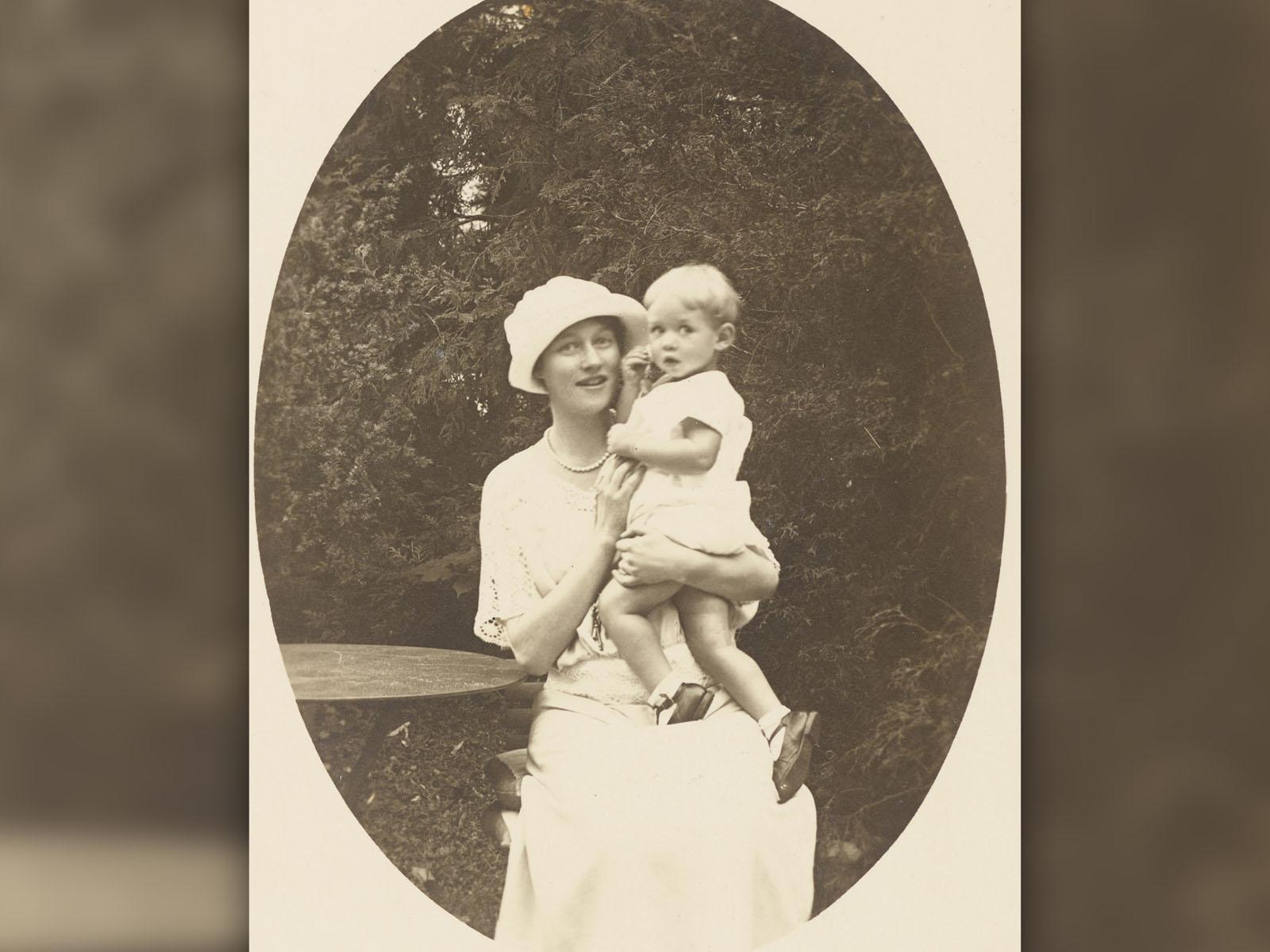 Carte postale datant de 1922 montrant le Prince Jean âgé d'un an et demi