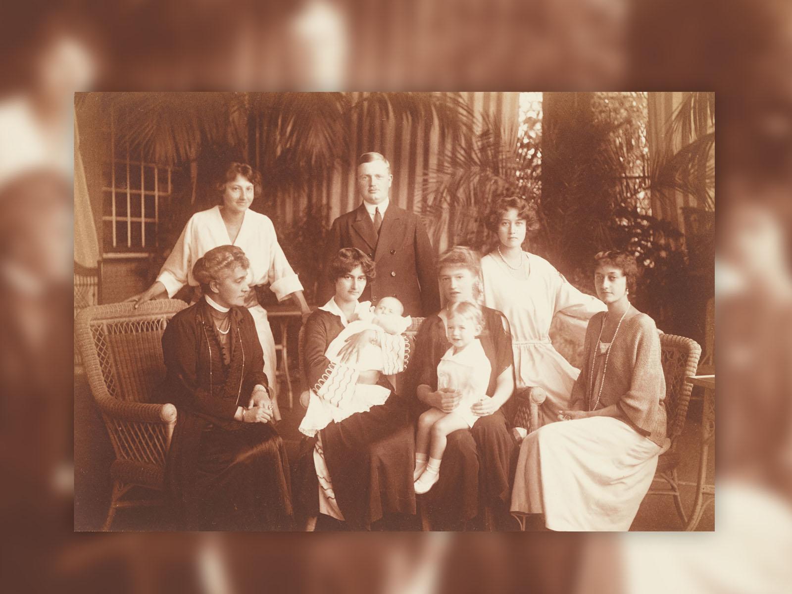 Photographie de famille datant de 1922 au château de Hohenburg