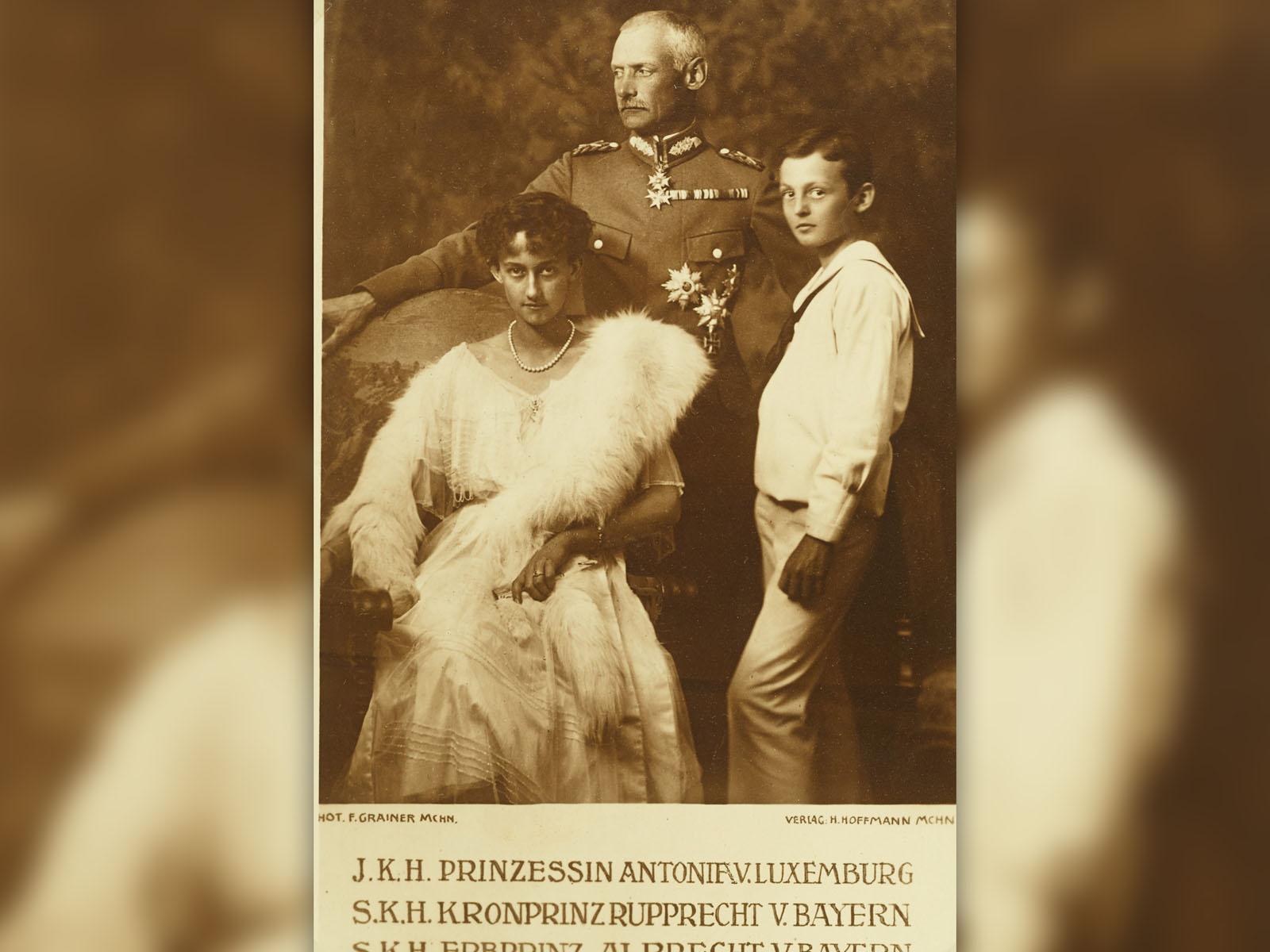 Cette archive du nouveau couple, en présence du Prince Albert de Bavière âgé de 16 ans, montre une famille recomposée
