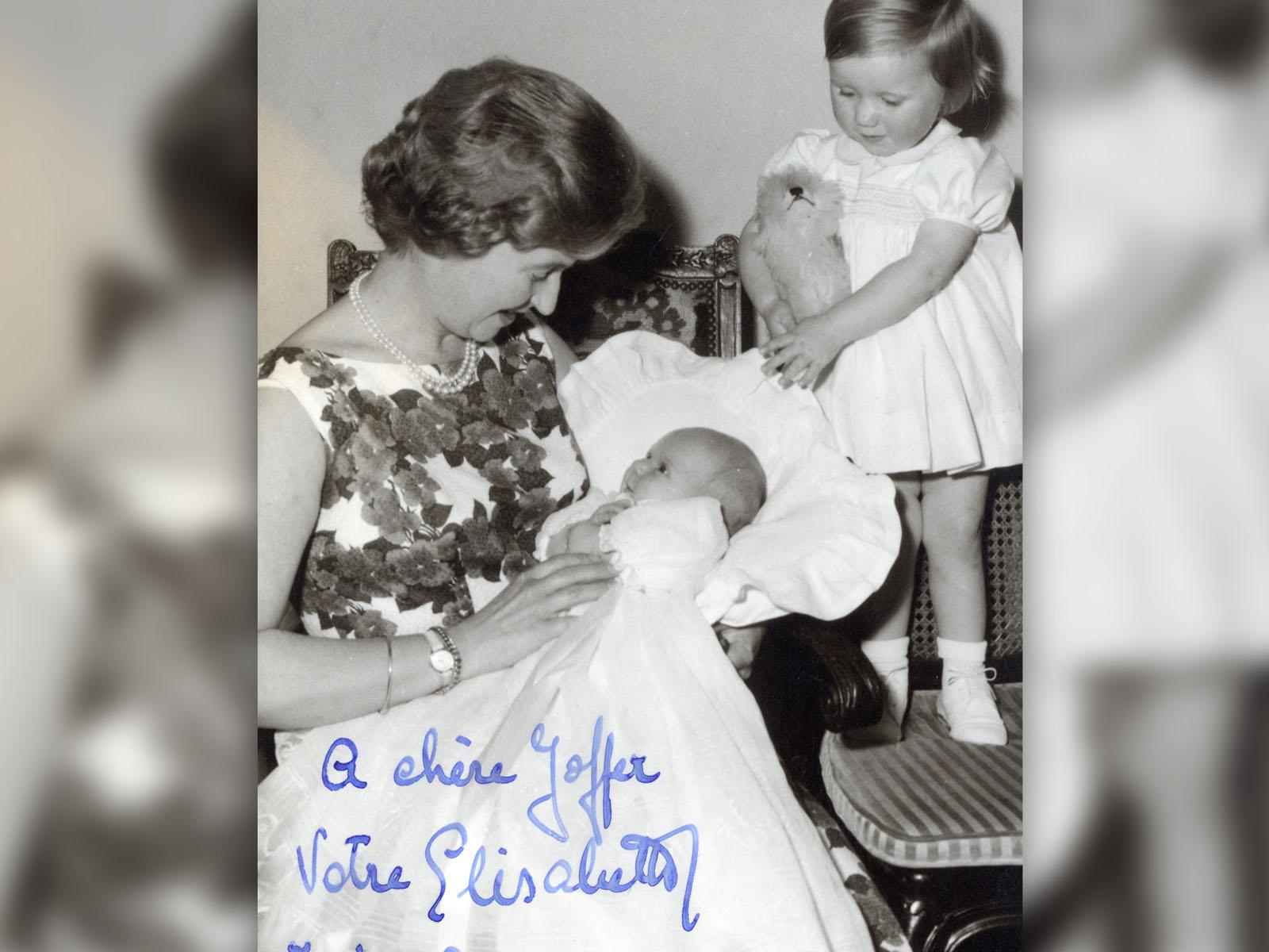 Photographie de 1960, la Princesse Élisabeth est entourée de ses deux filles