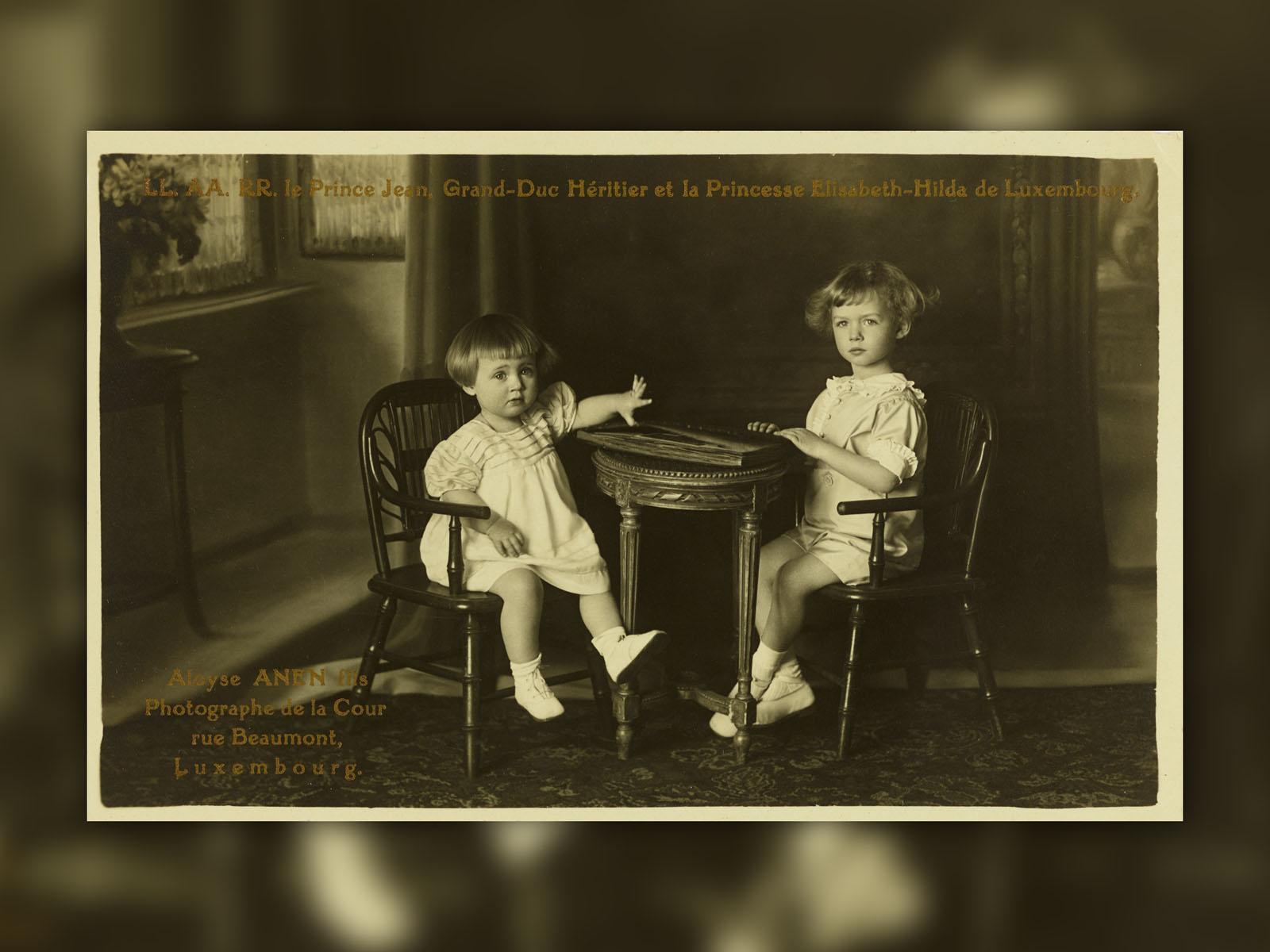 Carte postale de 1923 montrant le Prince Jean et sa sœur, la Princesse Elisabeth