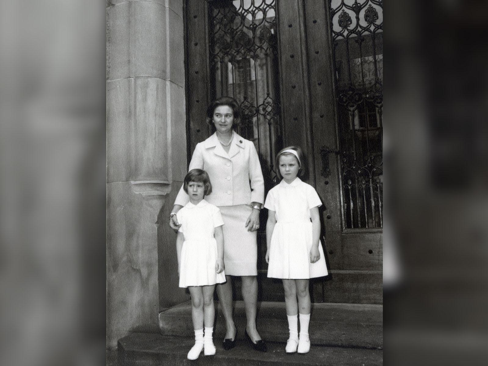 Photographie de 1968, la Princesse Élisabeth en compagnie de ses deux filles